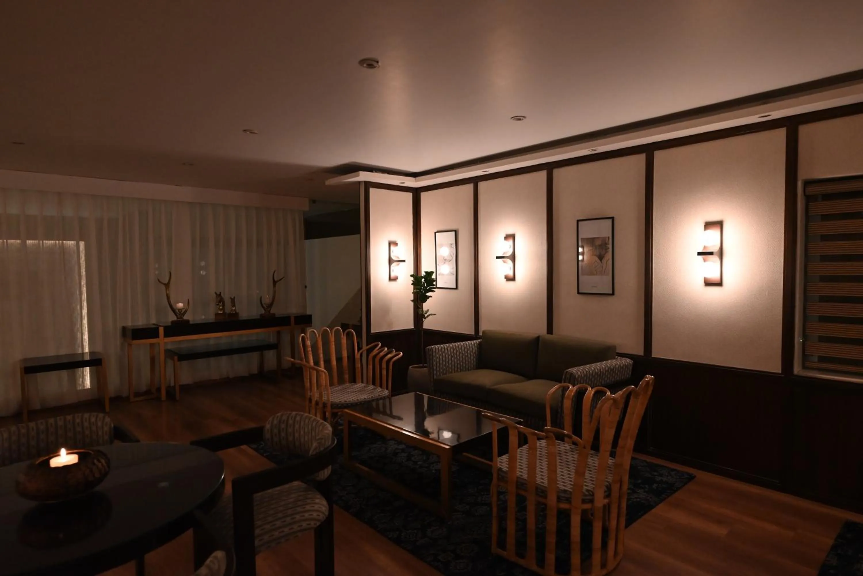 Restaurant/places to eat in Status Club Resort