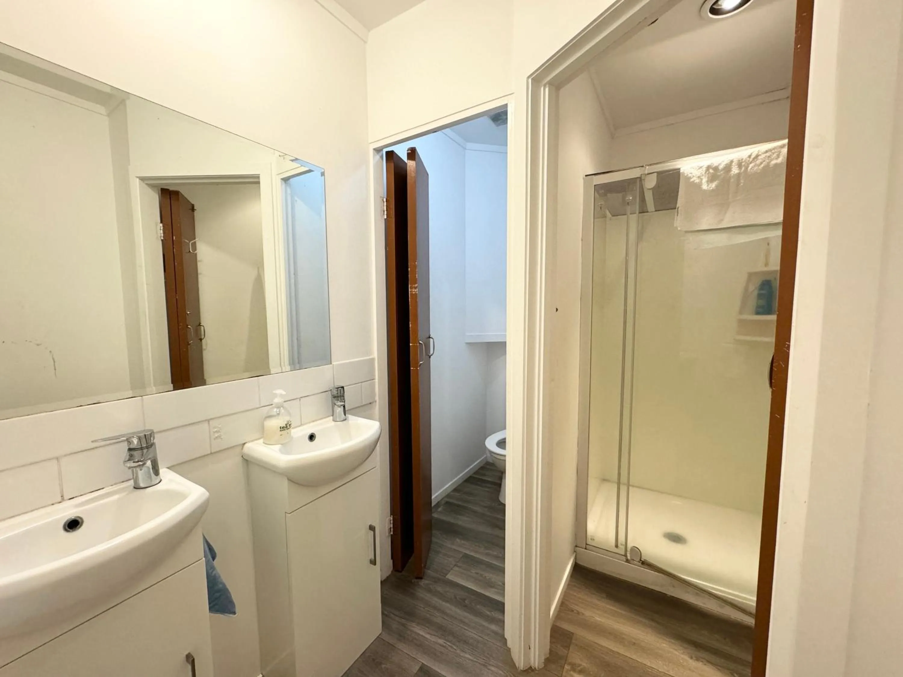 Bathroom in Rainbow Motel & Guest House