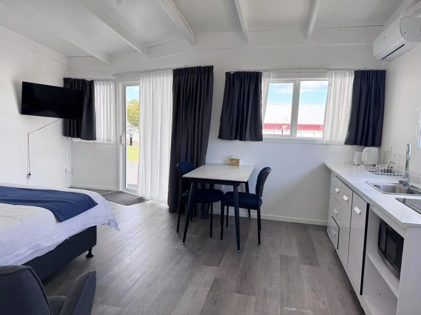 Bed in Rainbow Motel & Guest House