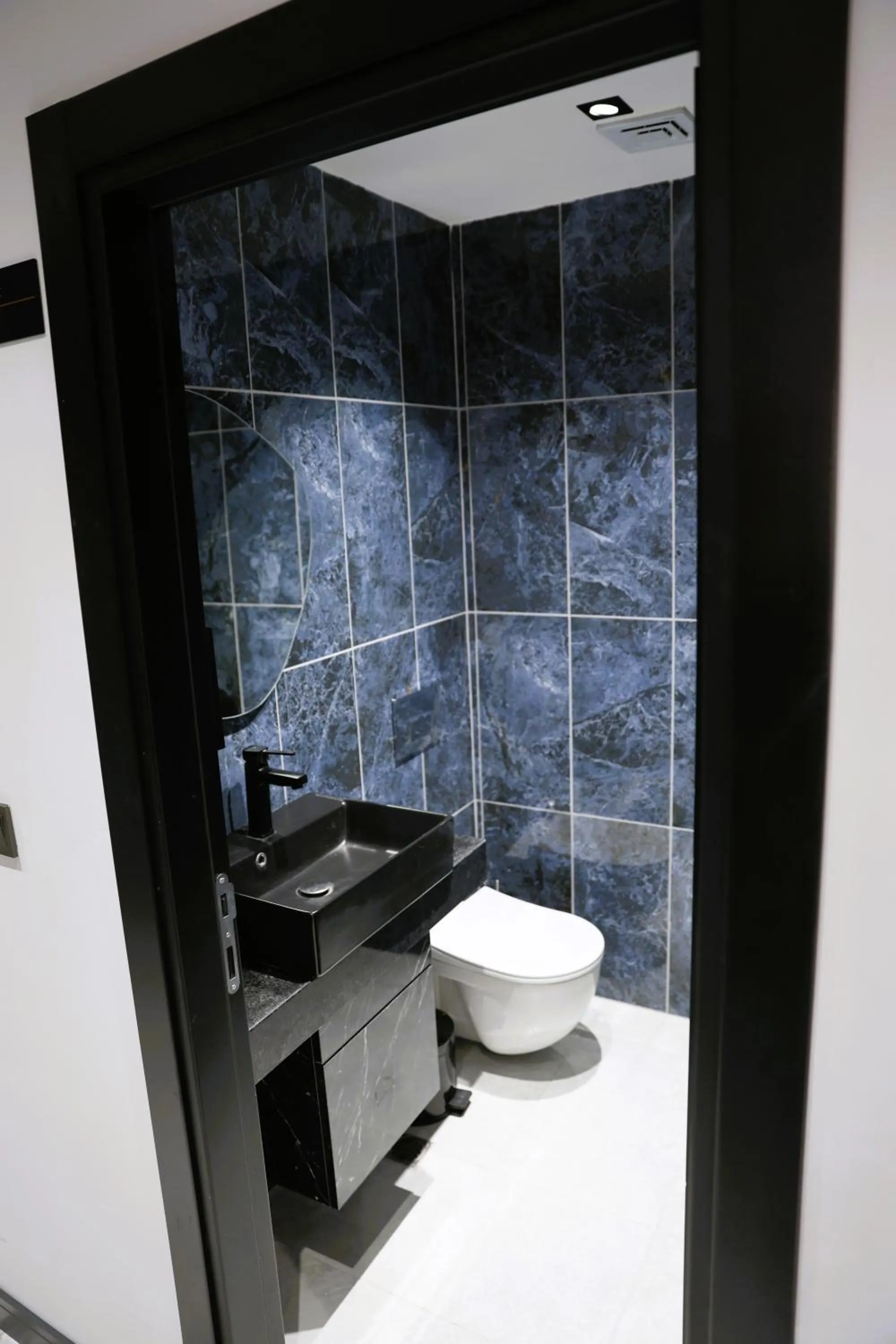 Toilet in Aybek Ratio Hotel