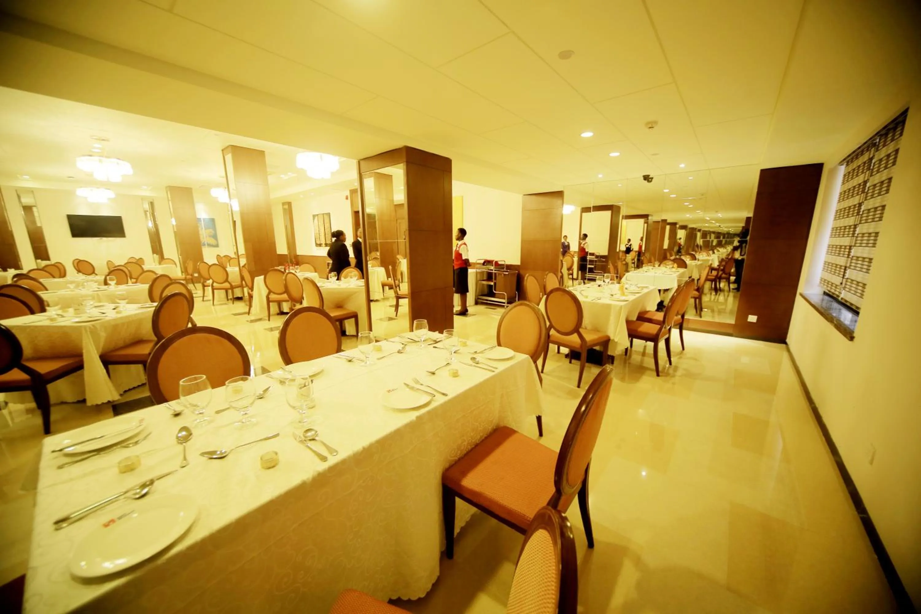 Restaurant/places to eat in Hotel Africana