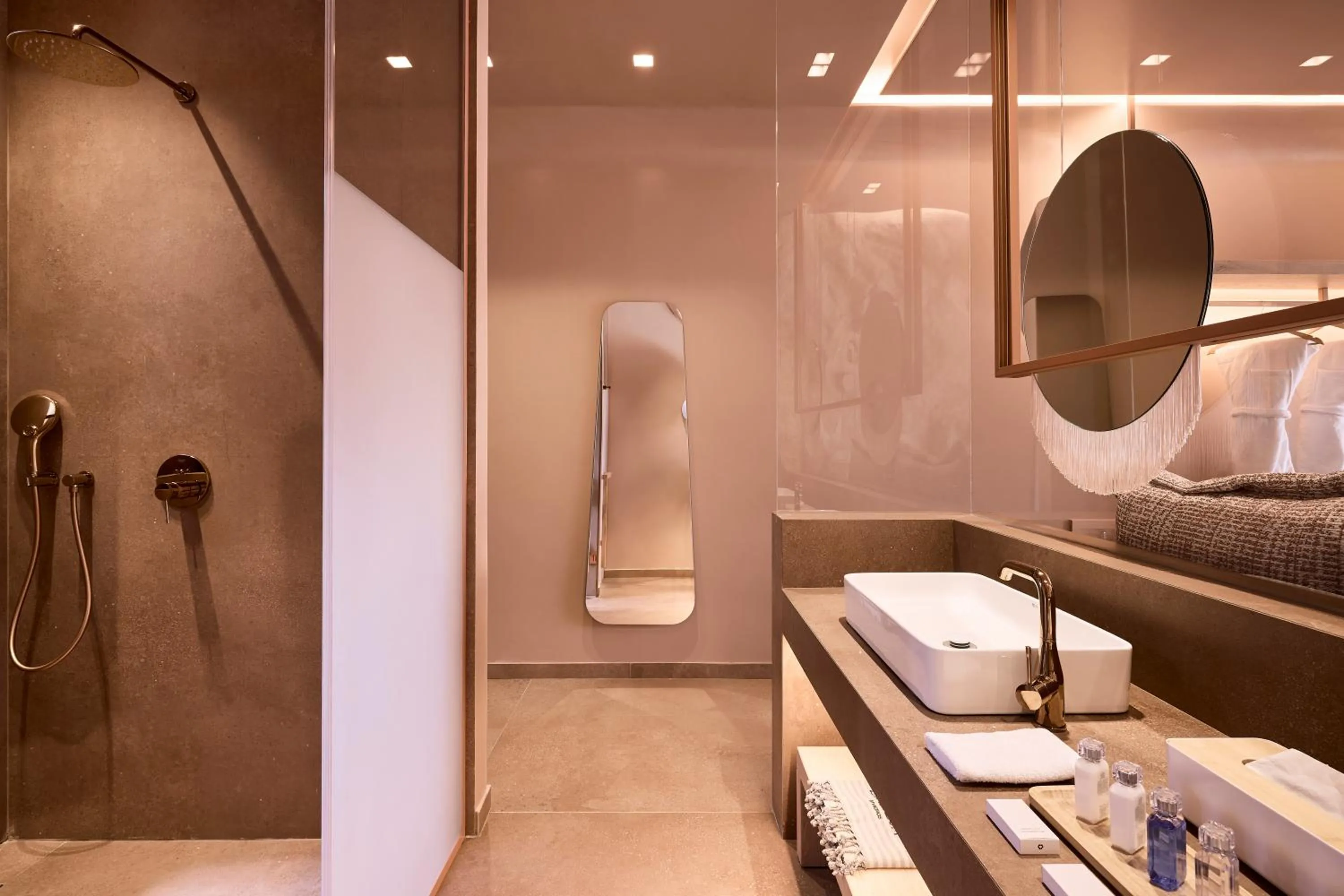 Shower in Ethereum Mykonos