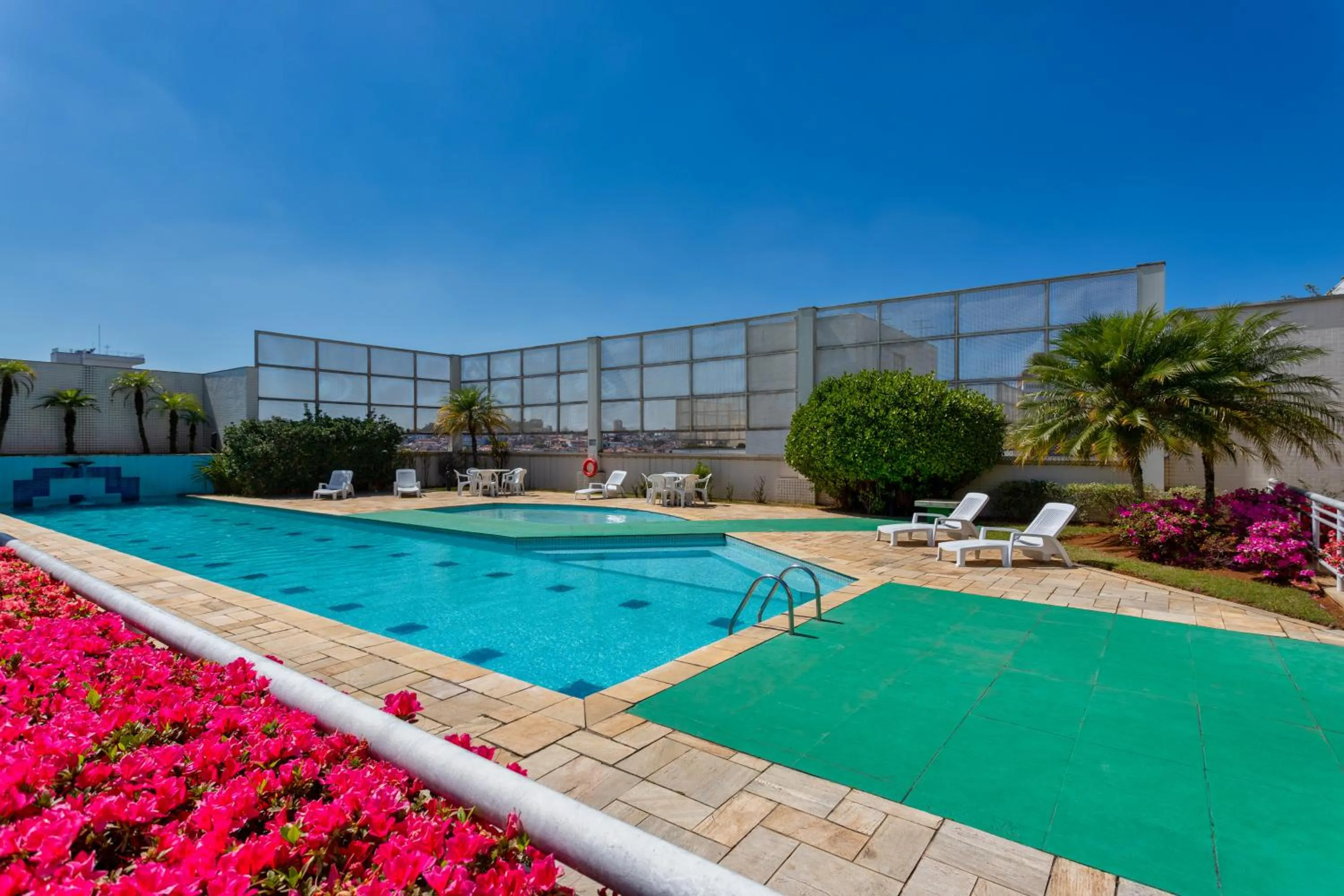 Swimming pool in Wyndham Garden São Paulo Convention Nortel