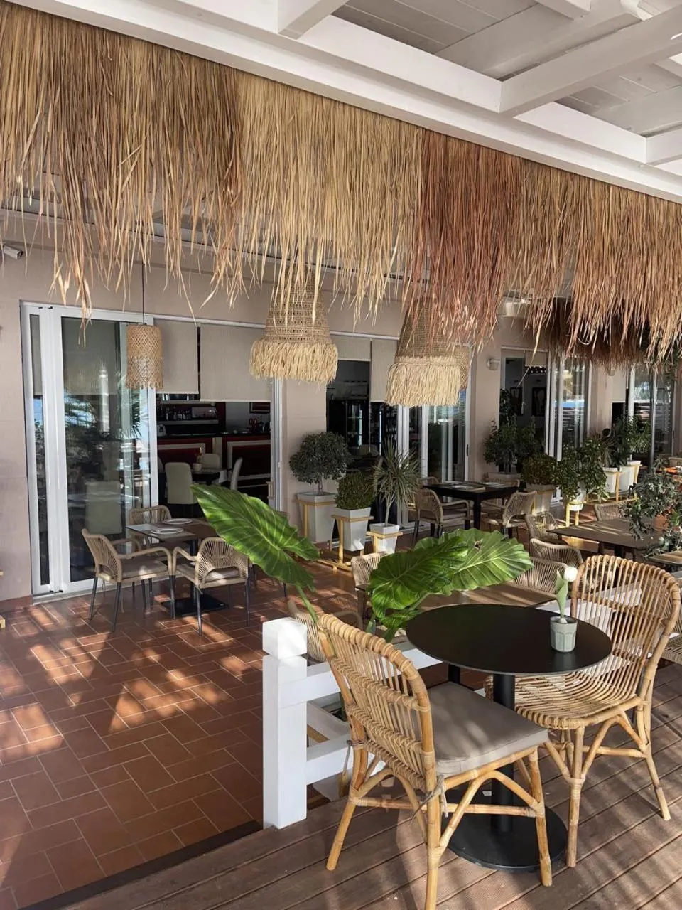 Restaurant/places to eat in Coral Hotel & Resort