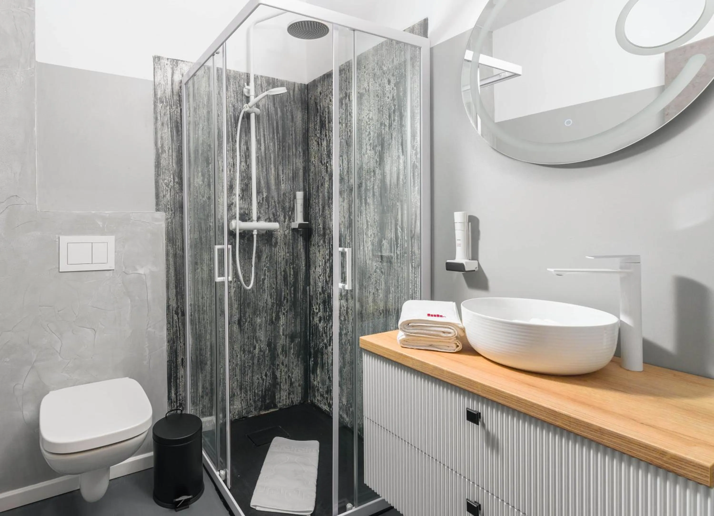 Shower in URBAN BUDGET HOTEL