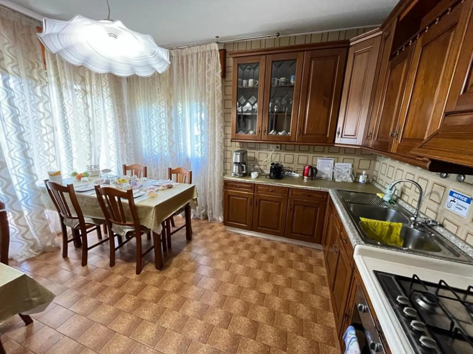 Communal kitchen in B&B Airport Venice Diego