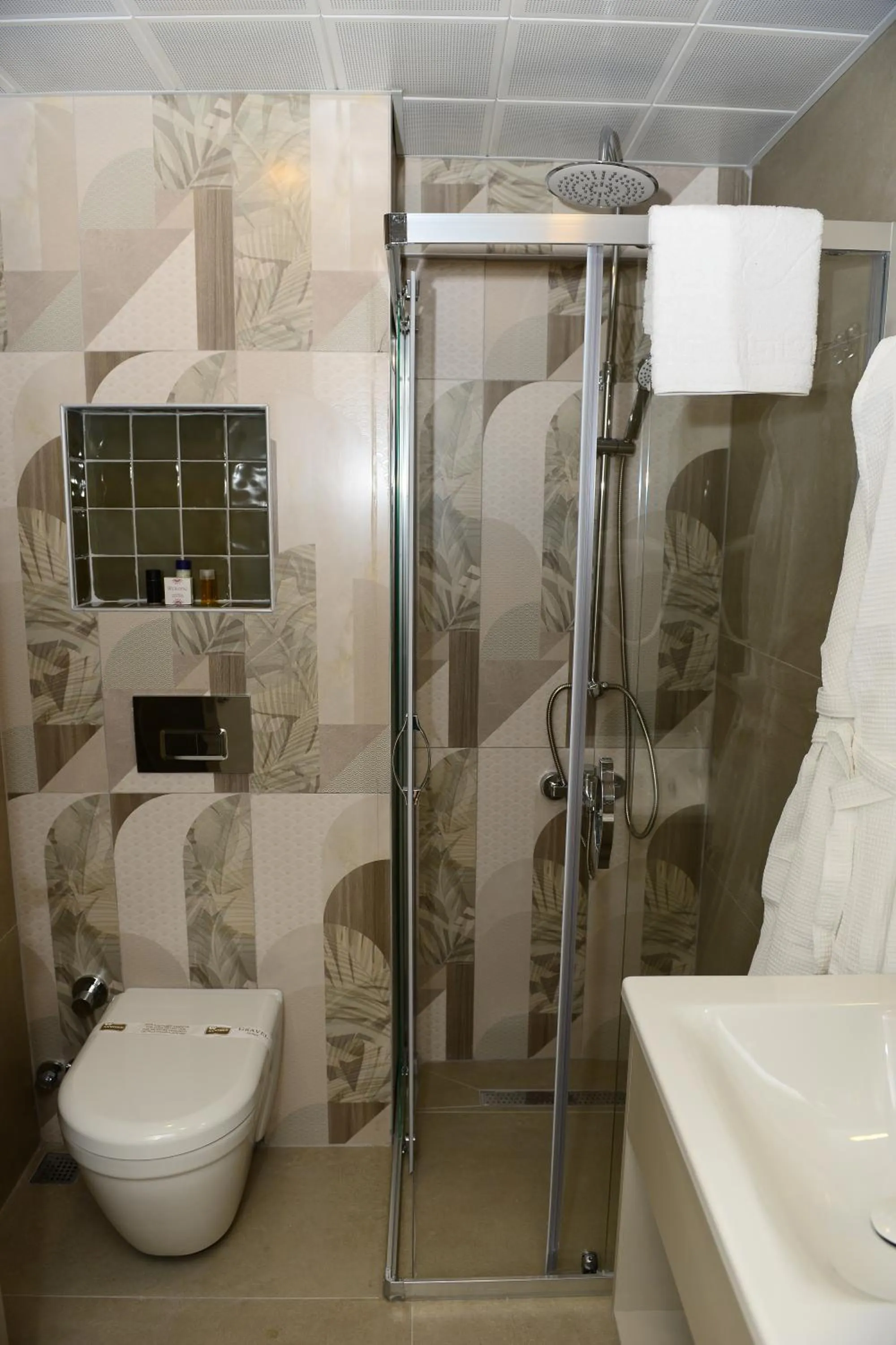 Shower in Rose Garden Premium - Ultra All Inclusive