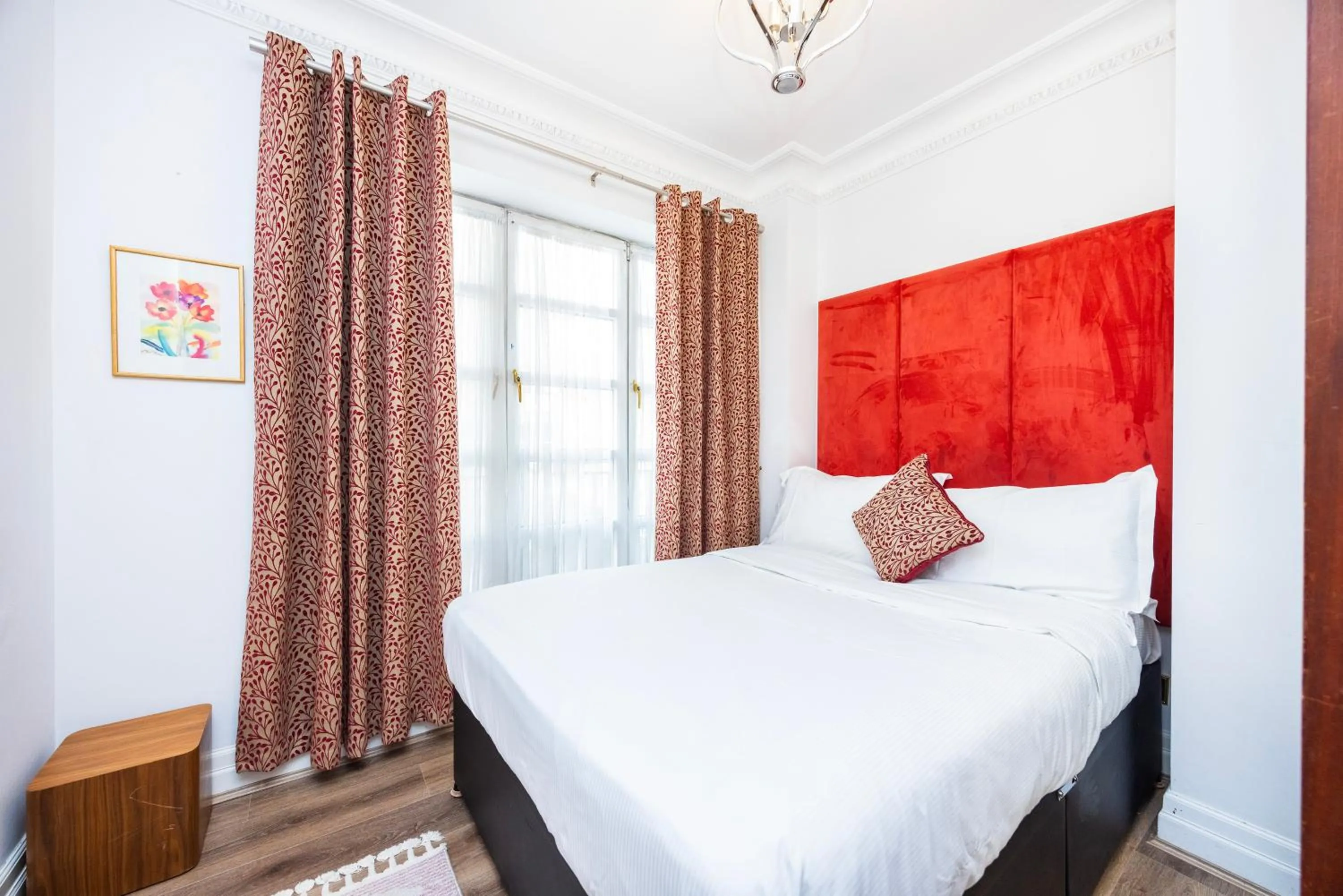 Bedroom, Bed in CARLTON COURT - MAYFAIR