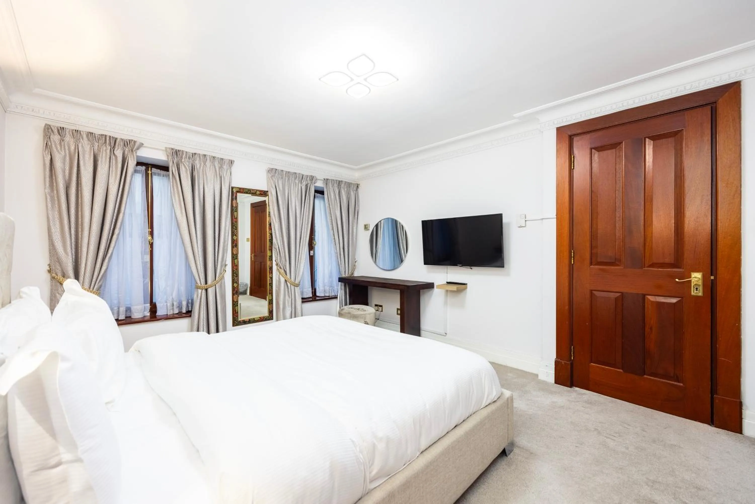 Bedroom, Bed in CARLTON COURT - MAYFAIR