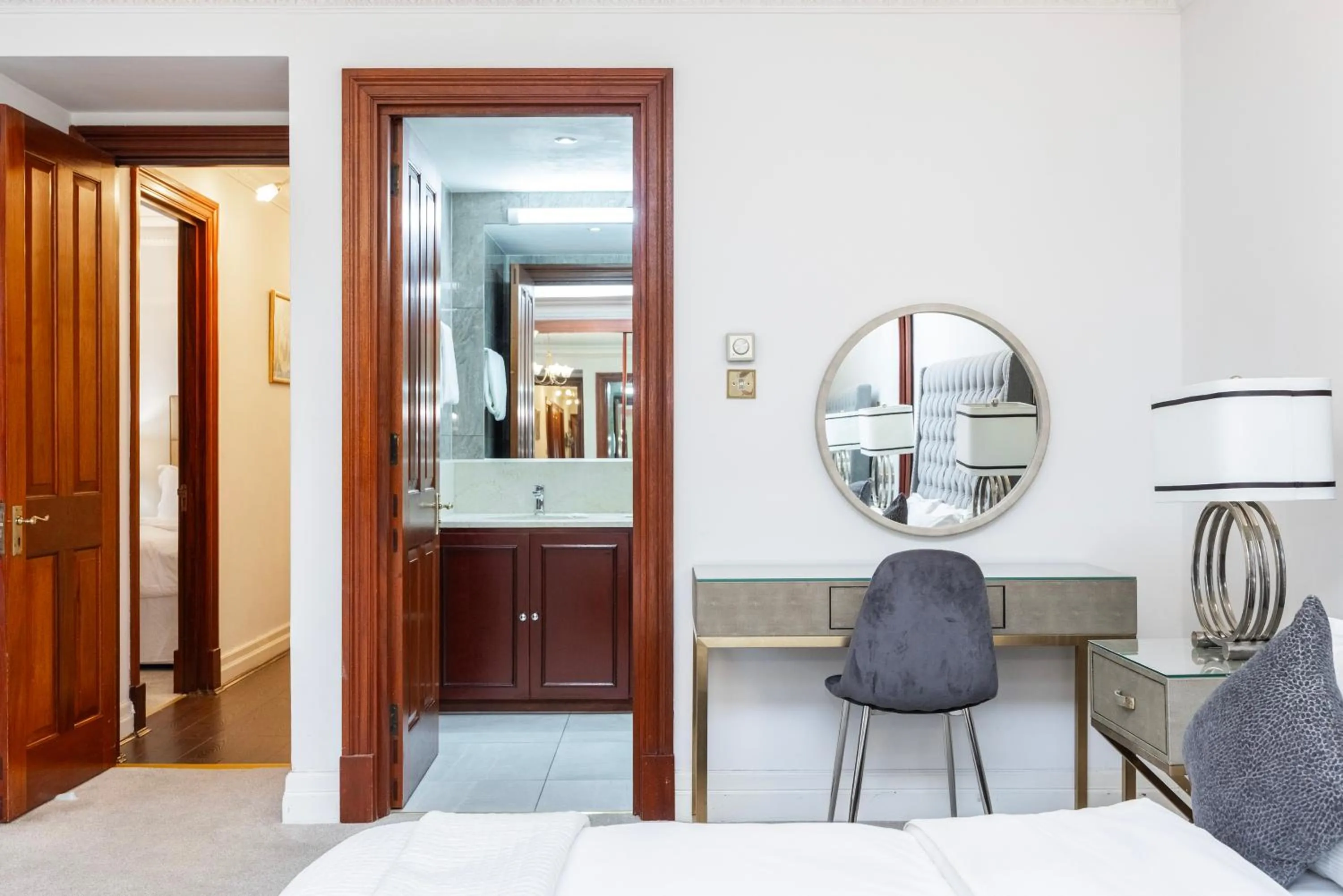 Living room, Bed in CARLTON COURT - MAYFAIR