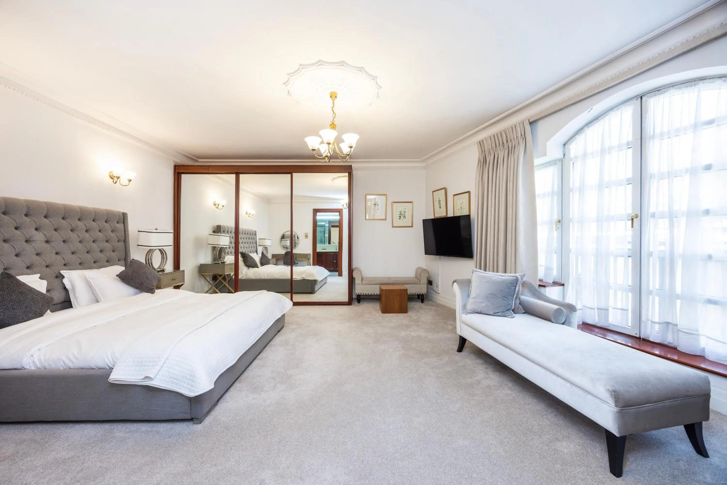Living room, Bed in CARLTON COURT - MAYFAIR