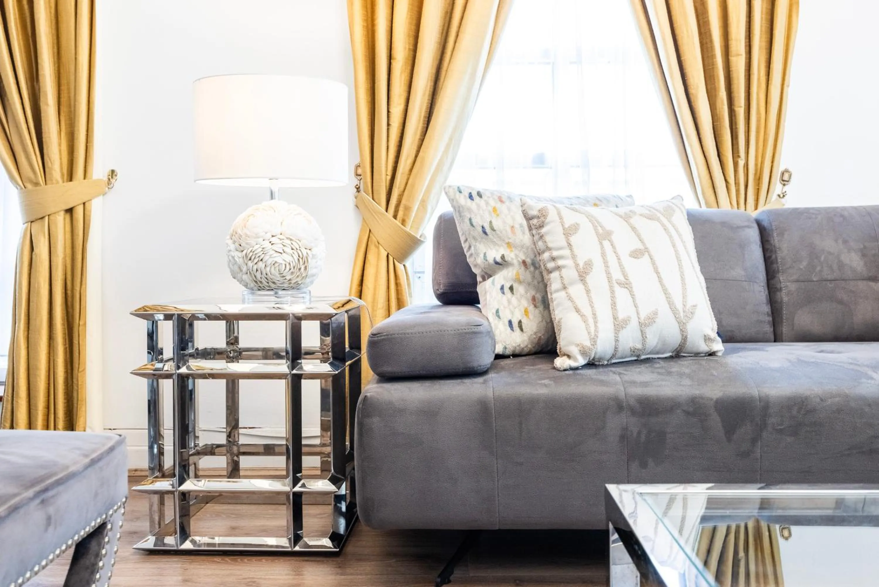 Living room in CARLTON COURT - MAYFAIR