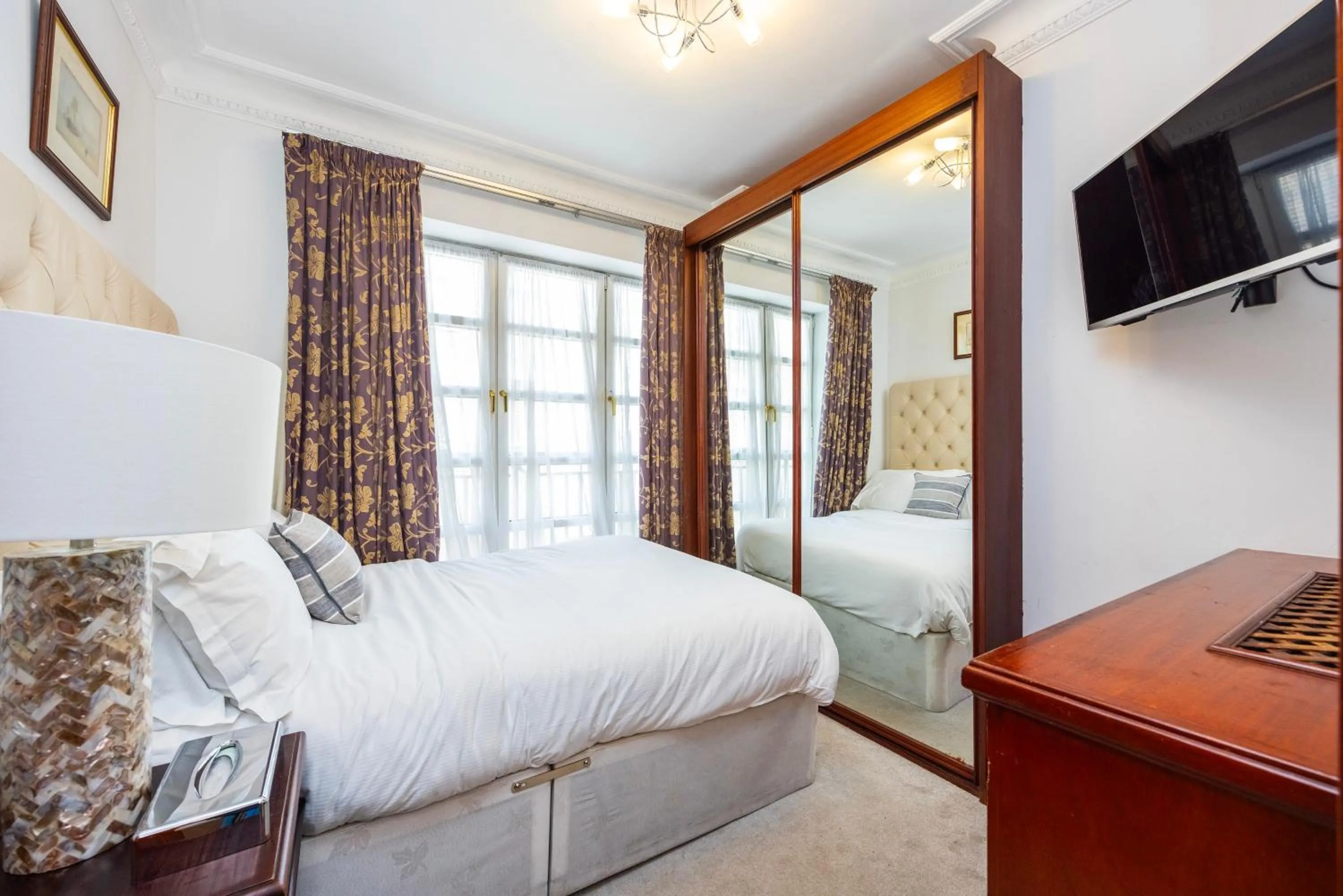 Bedroom, Bed in CARLTON COURT - MAYFAIR