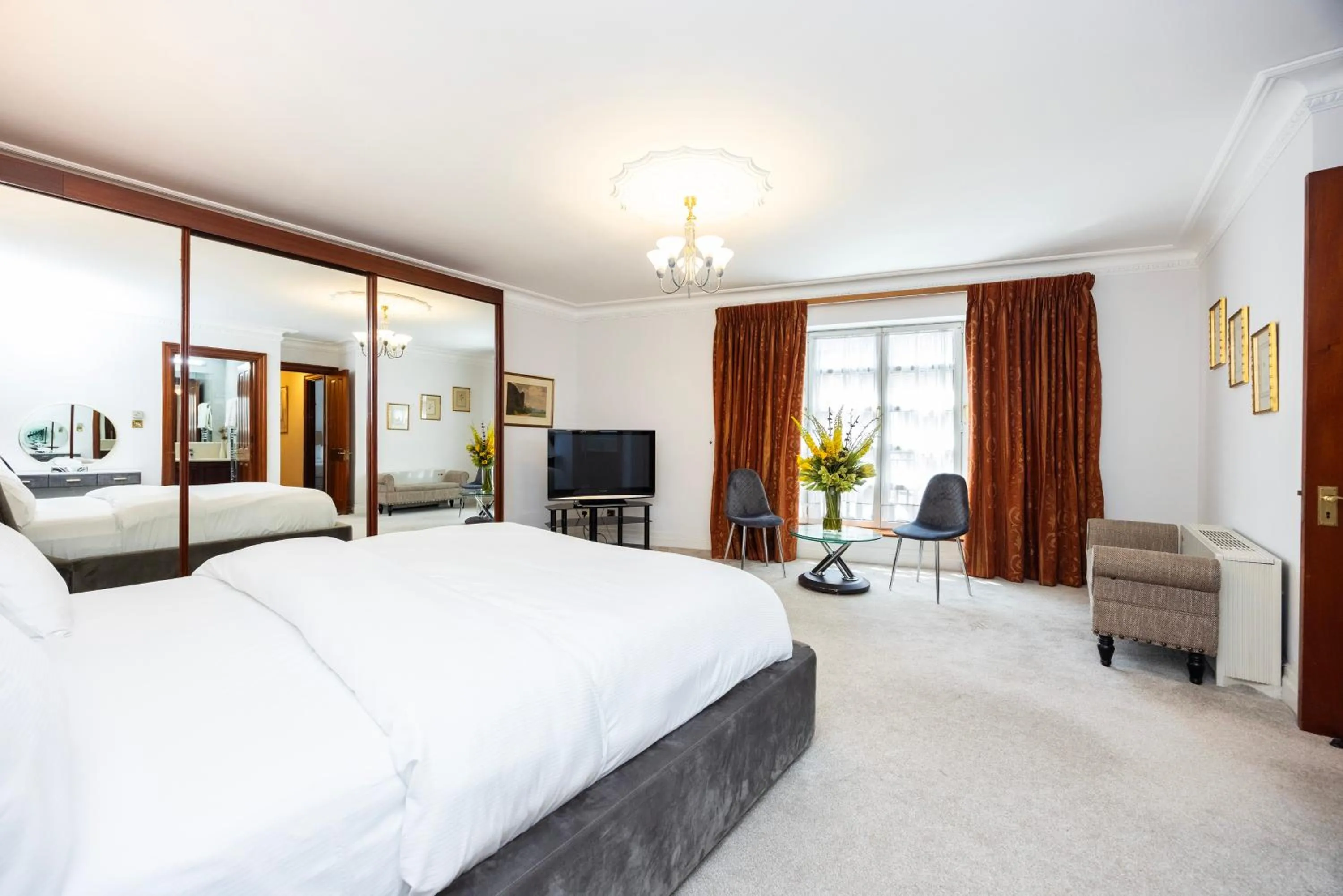 Photo of the whole room, Bed in CARLTON COURT - MAYFAIR