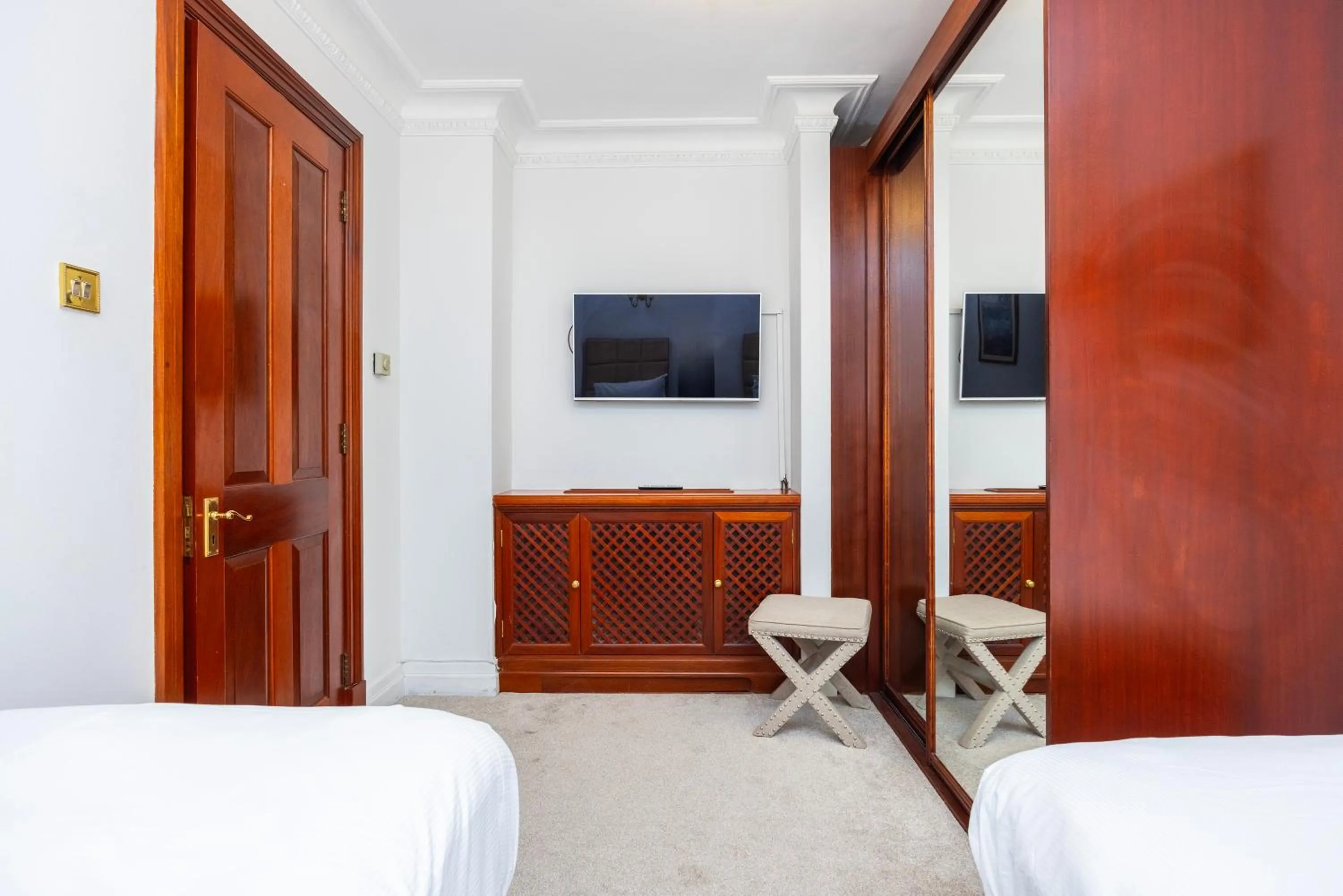 Bedroom, Bed in CARLTON COURT - MAYFAIR