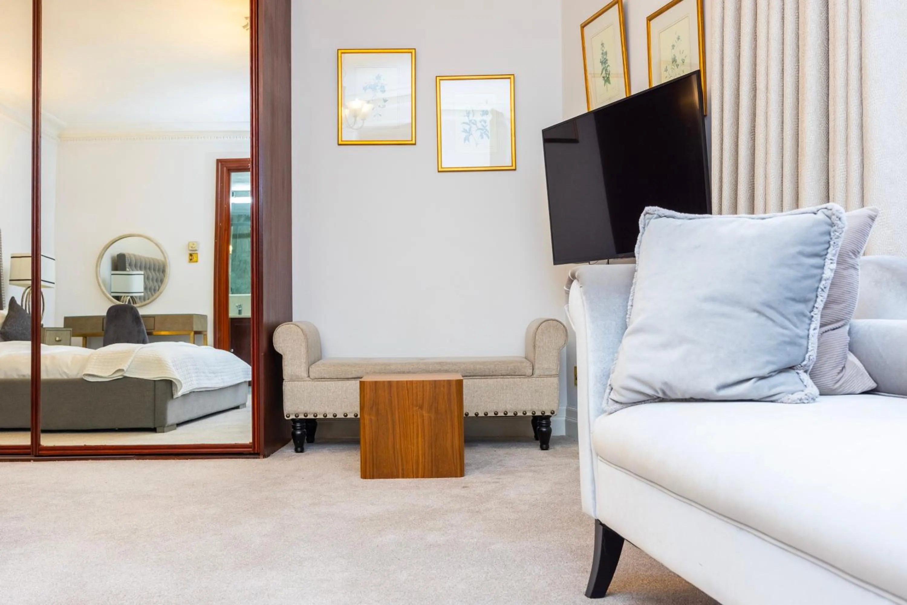 Bedroom, Bed in CARLTON COURT - MAYFAIR