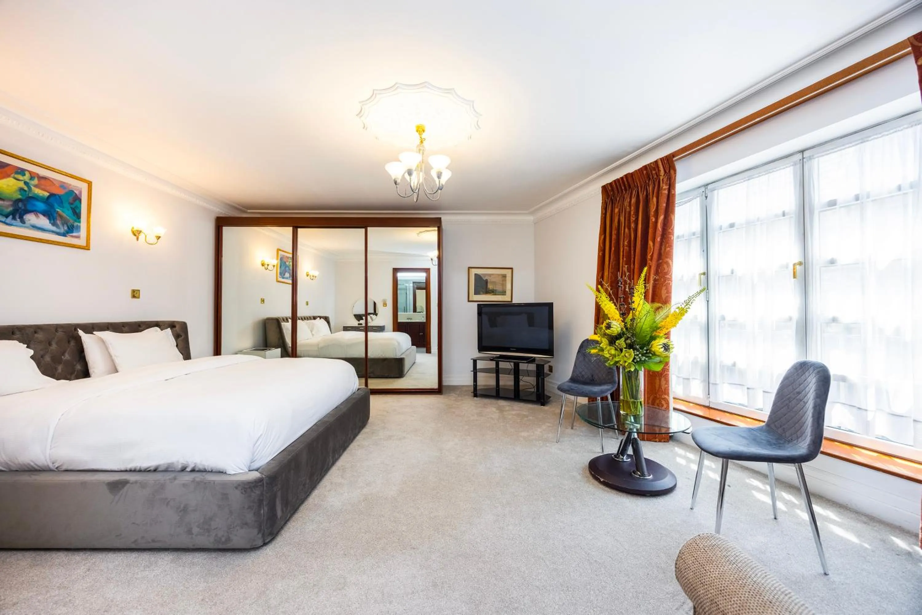 Bedroom, Bed in CARLTON COURT - MAYFAIR
