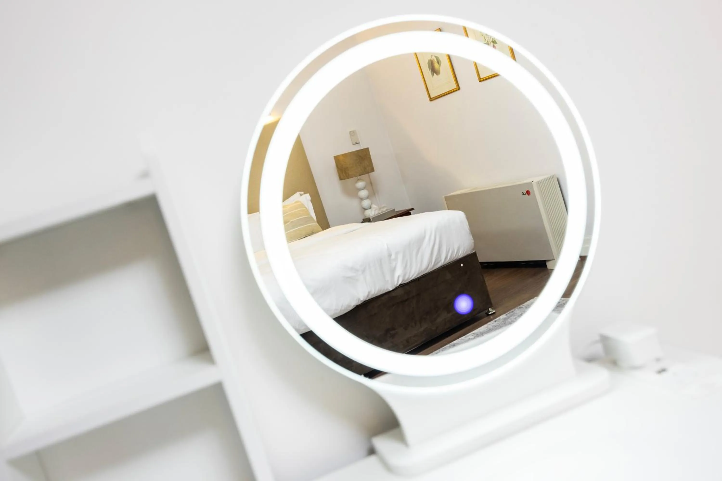 Bedroom, Bed in CARLTON COURT - MAYFAIR