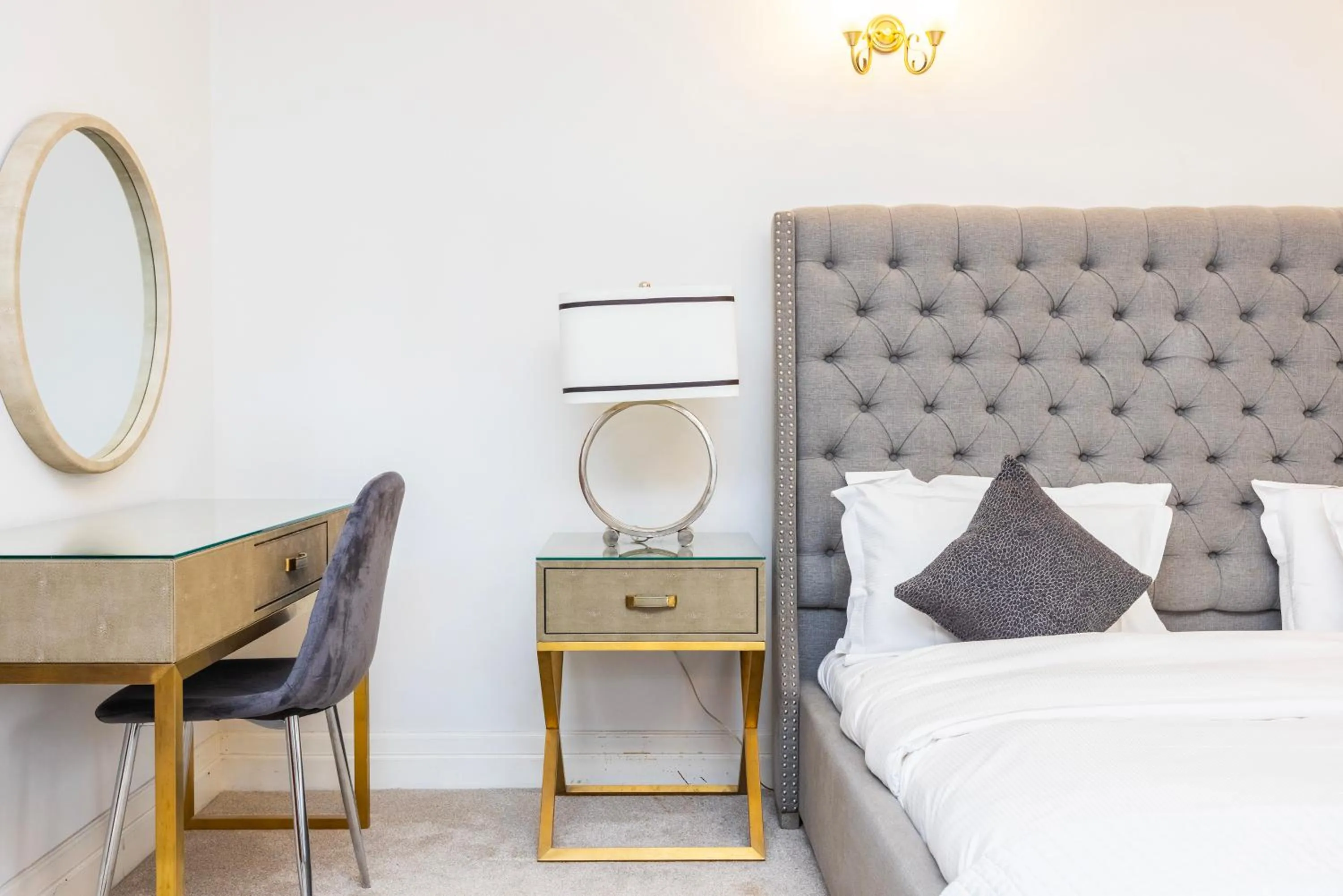 Bedroom, Bed in CARLTON COURT - MAYFAIR