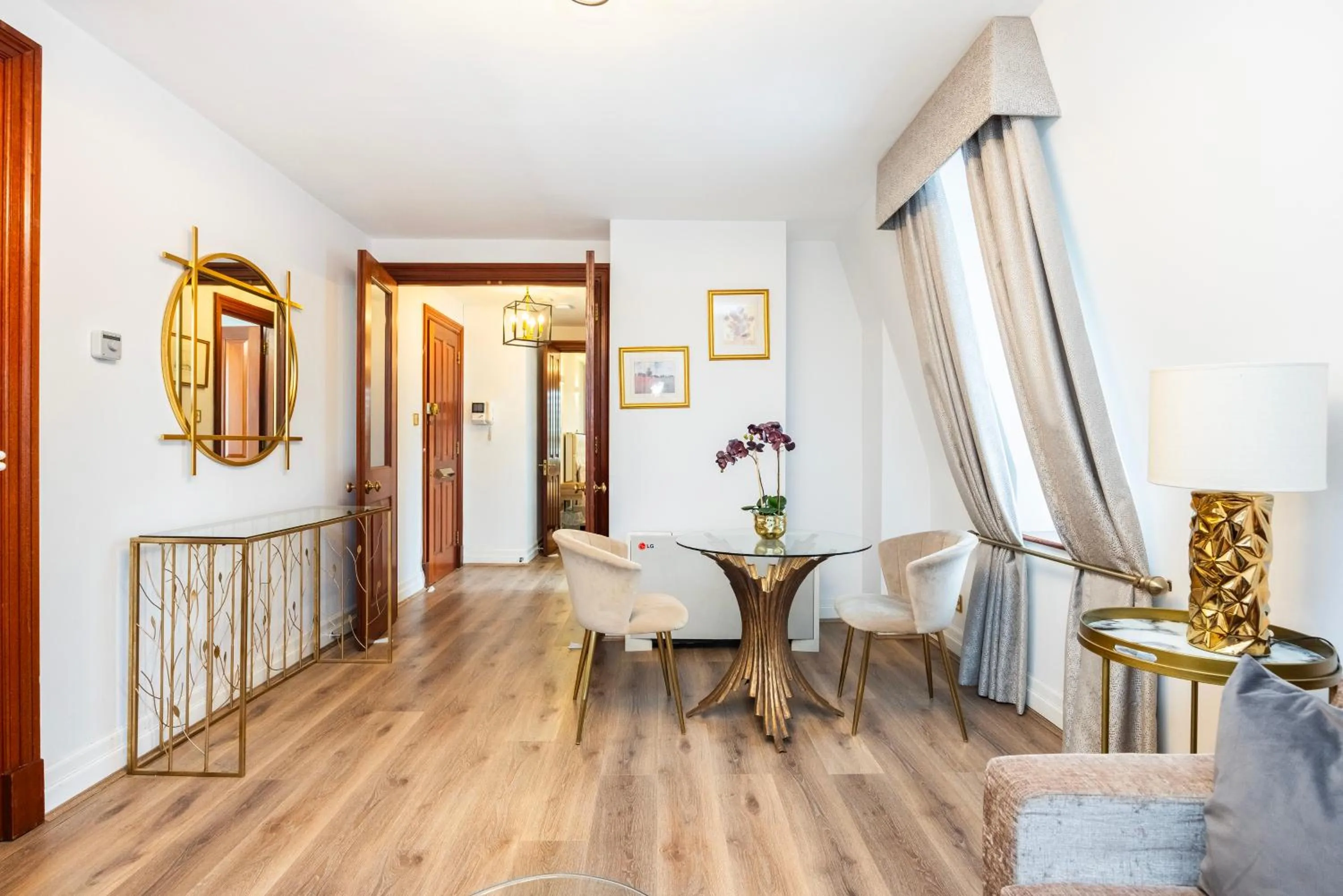 Living room in CARLTON COURT - MAYFAIR