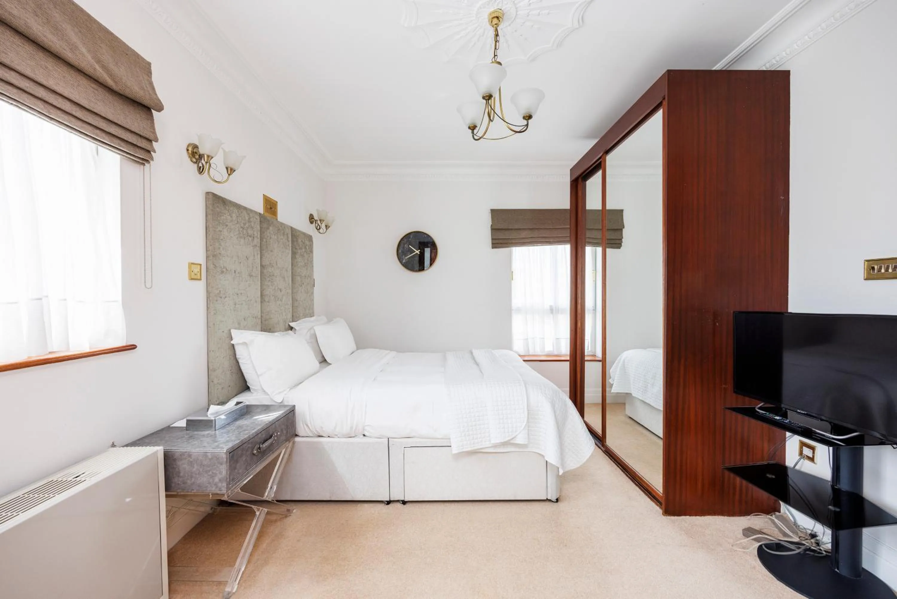 Bedroom, Bed in CARLTON COURT - MAYFAIR