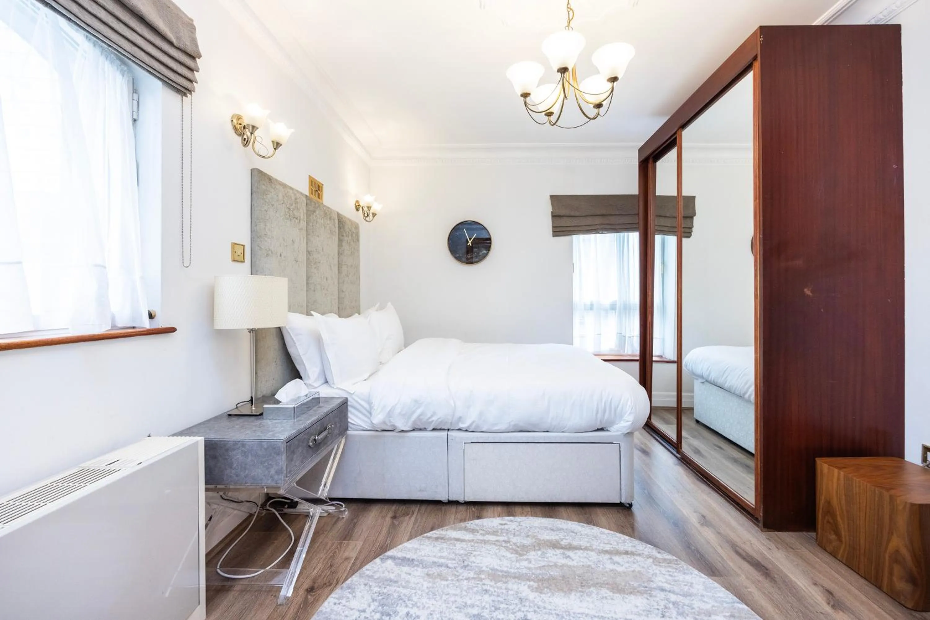 Bedroom, Bed in CARLTON COURT - MAYFAIR