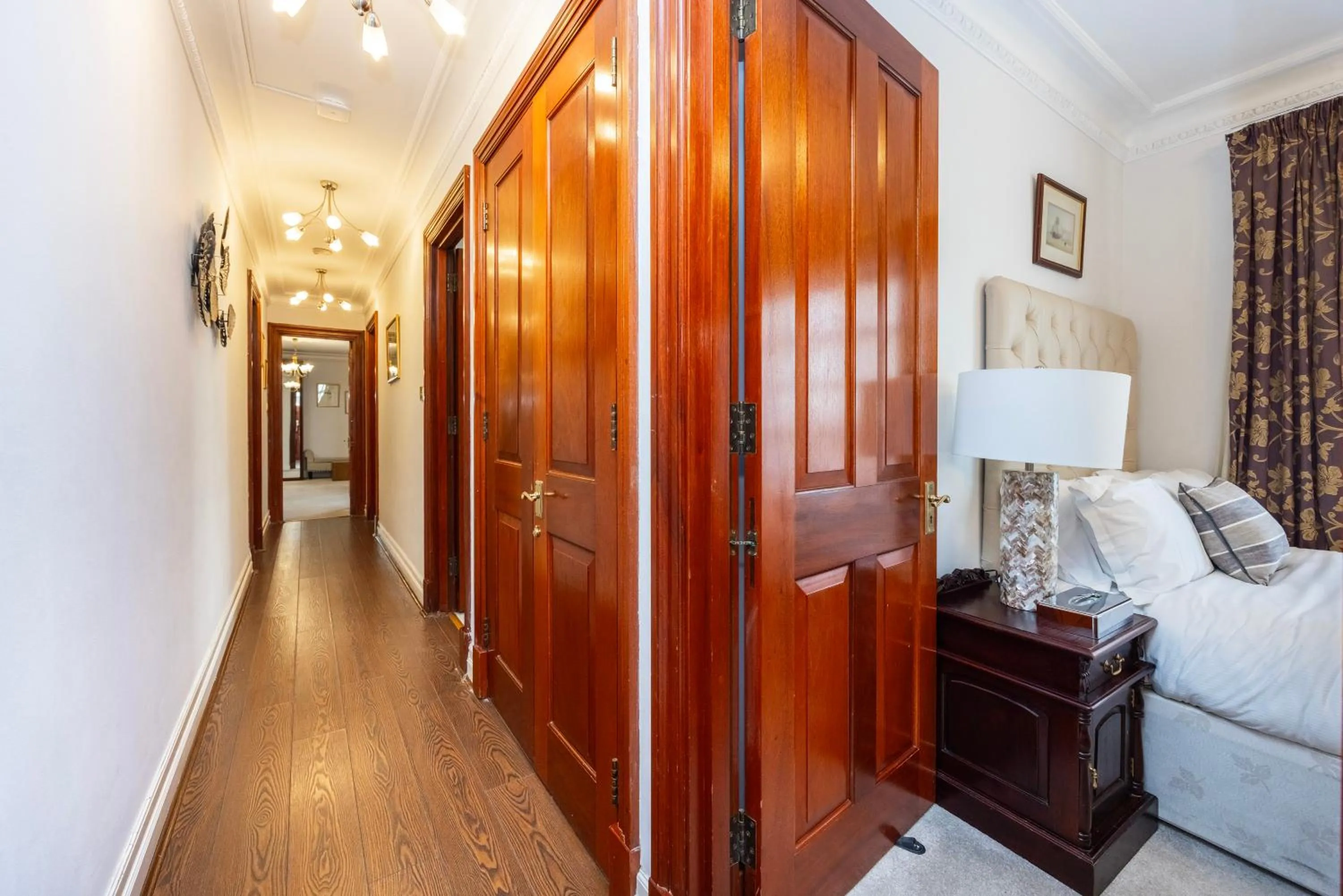 Photo of the whole room, Bed in CARLTON COURT - MAYFAIR