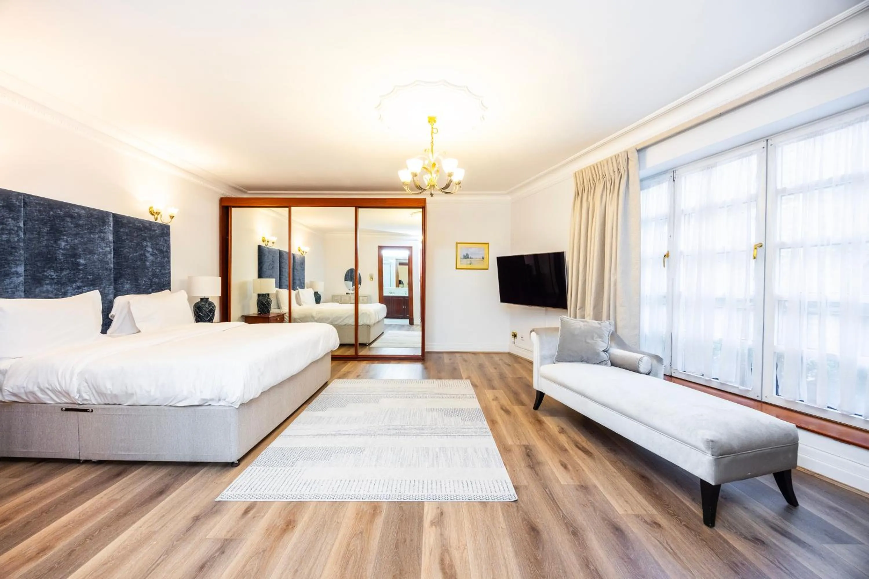 Bed in CARLTON COURT - MAYFAIR