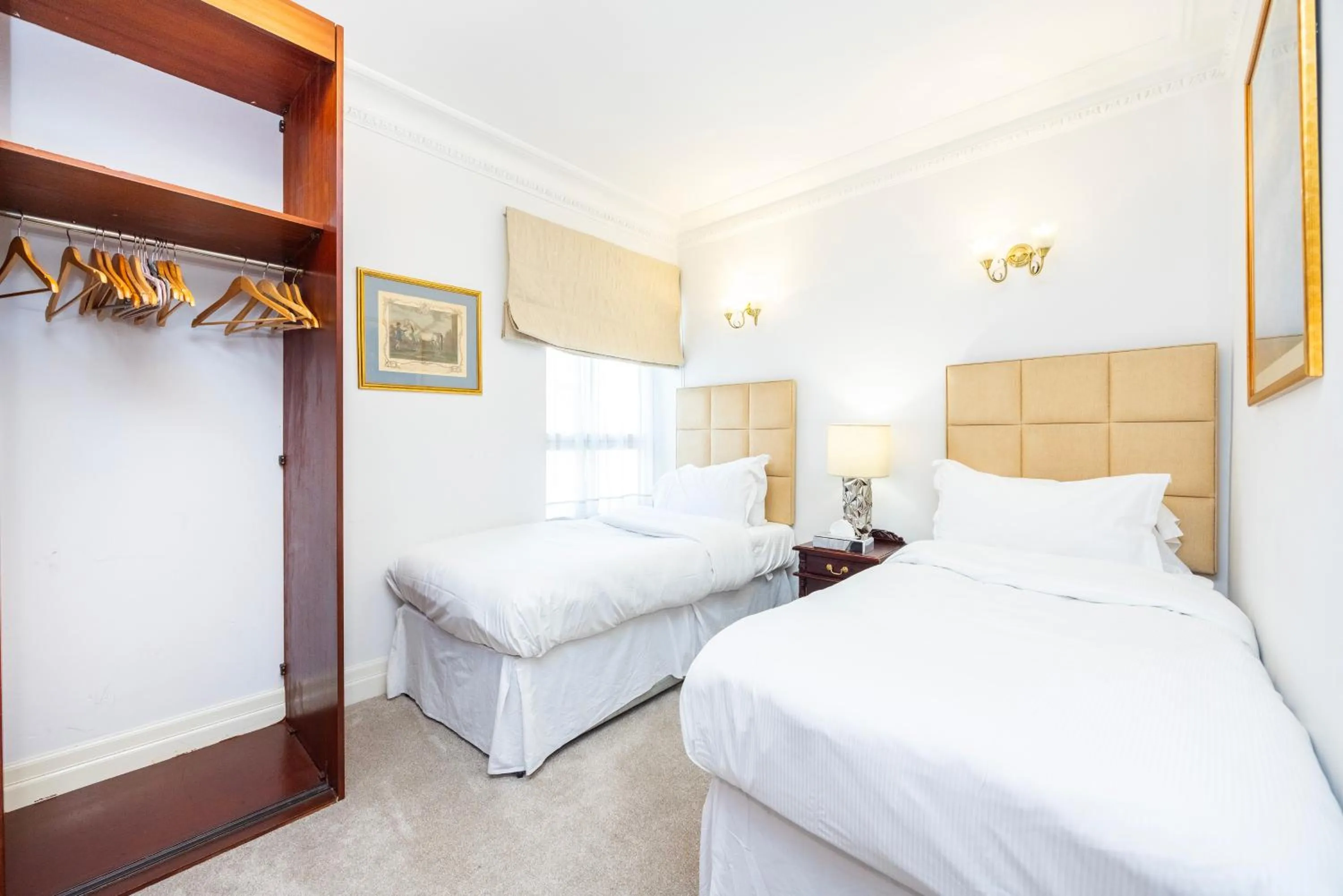 Bedroom, Bed in CARLTON COURT - MAYFAIR