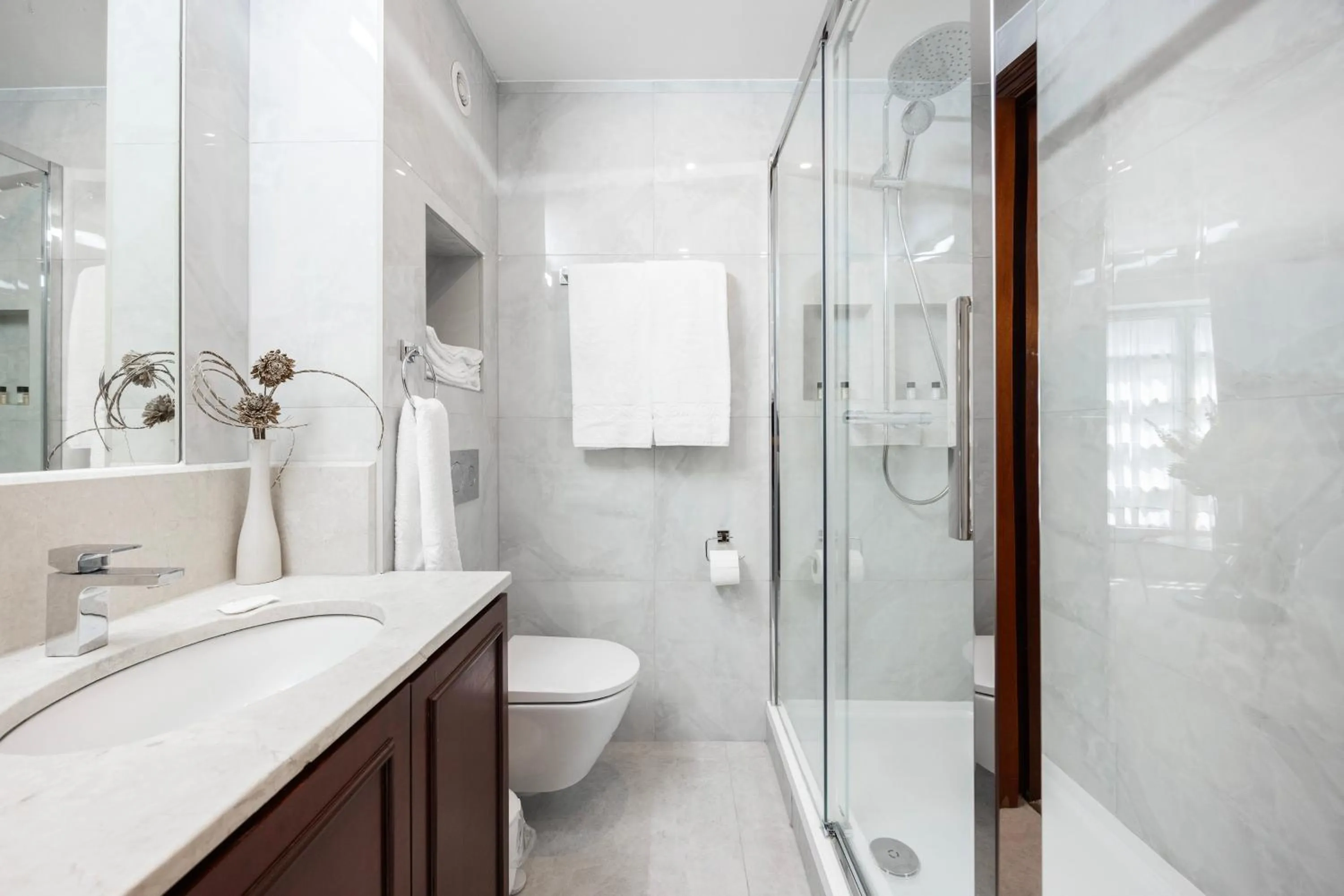 Shower in CARLTON COURT - MAYFAIR