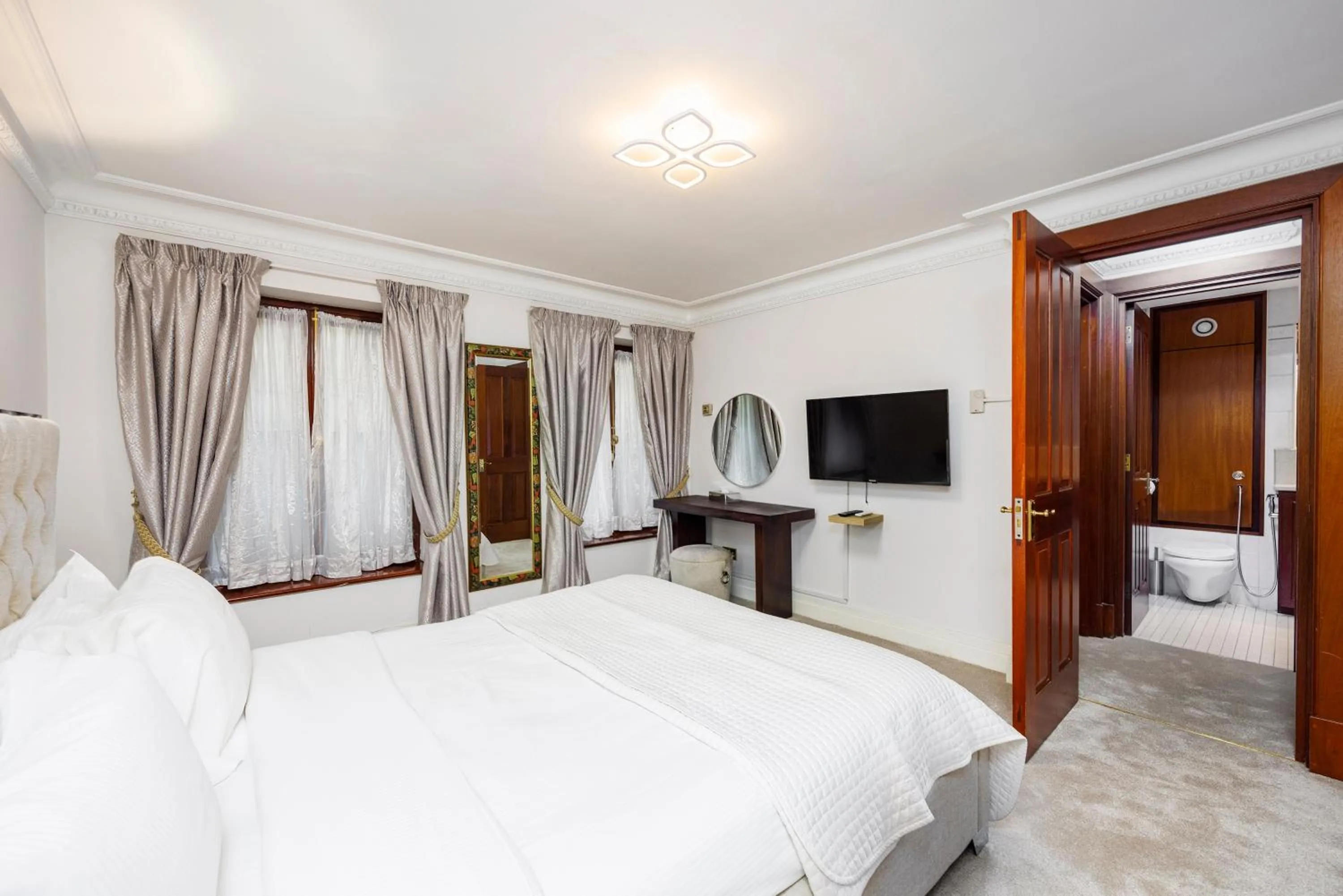 Bedroom, Bed in CARLTON COURT - MAYFAIR