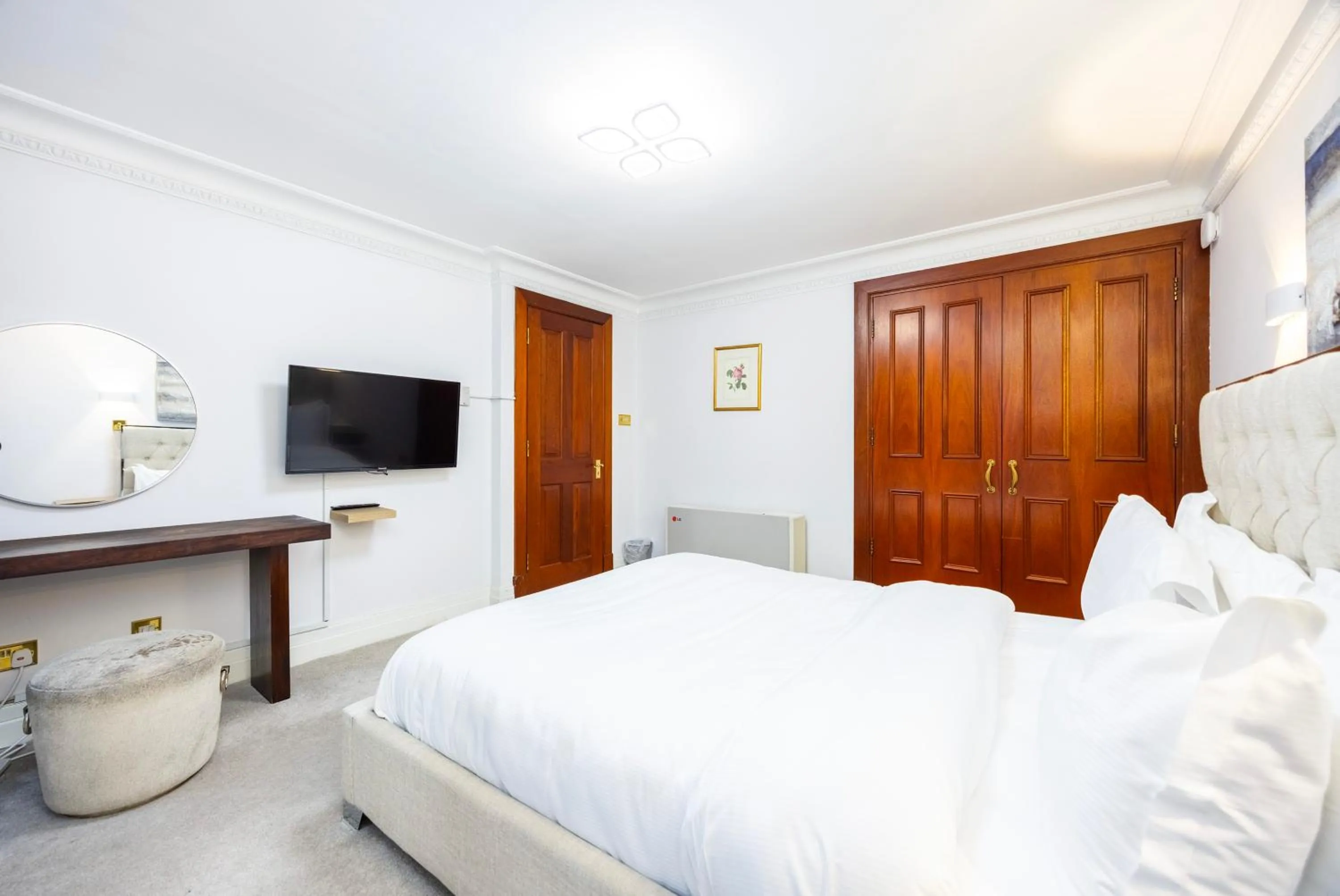 Bedroom, Bed in CARLTON COURT - MAYFAIR