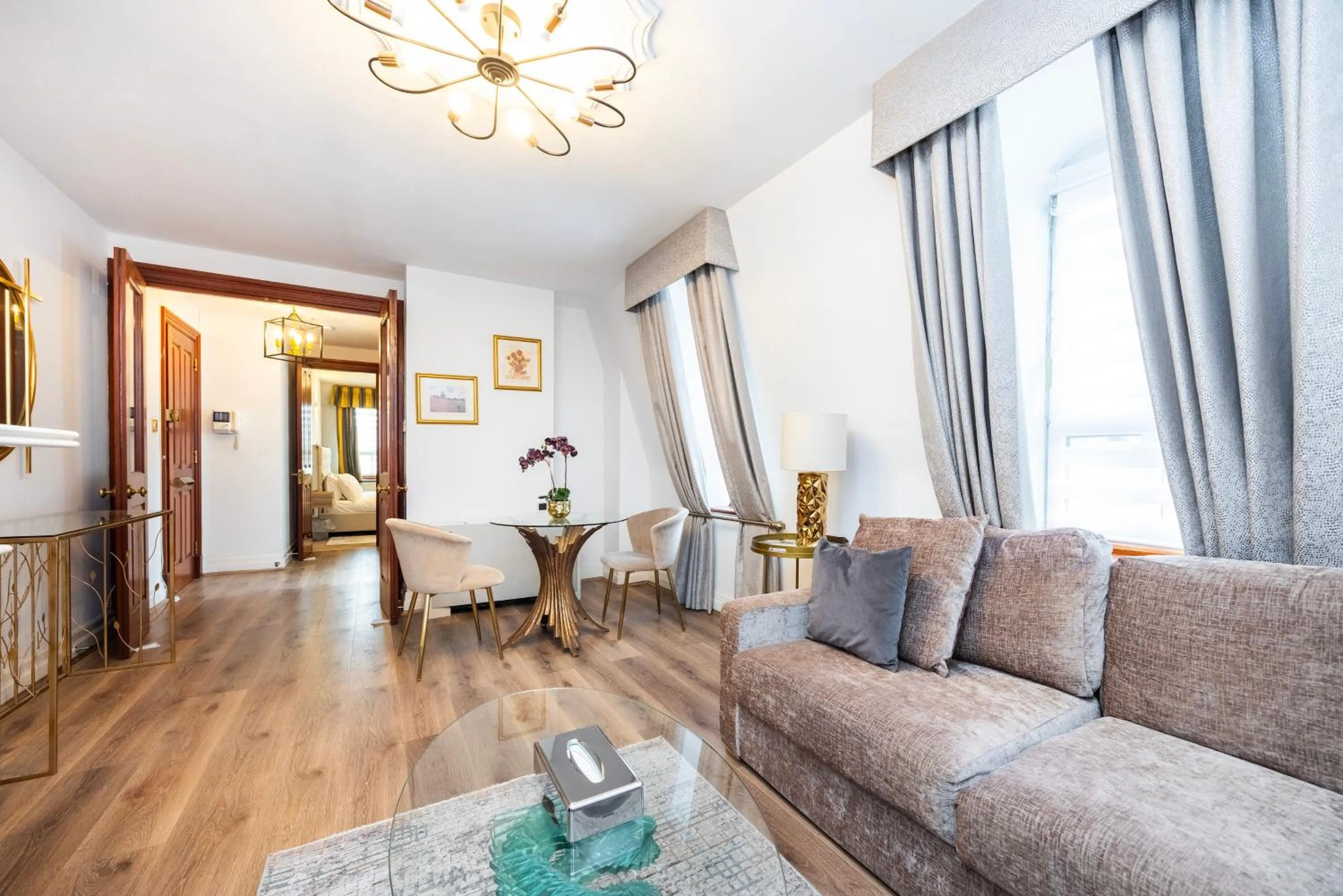 Living room in CARLTON COURT - MAYFAIR