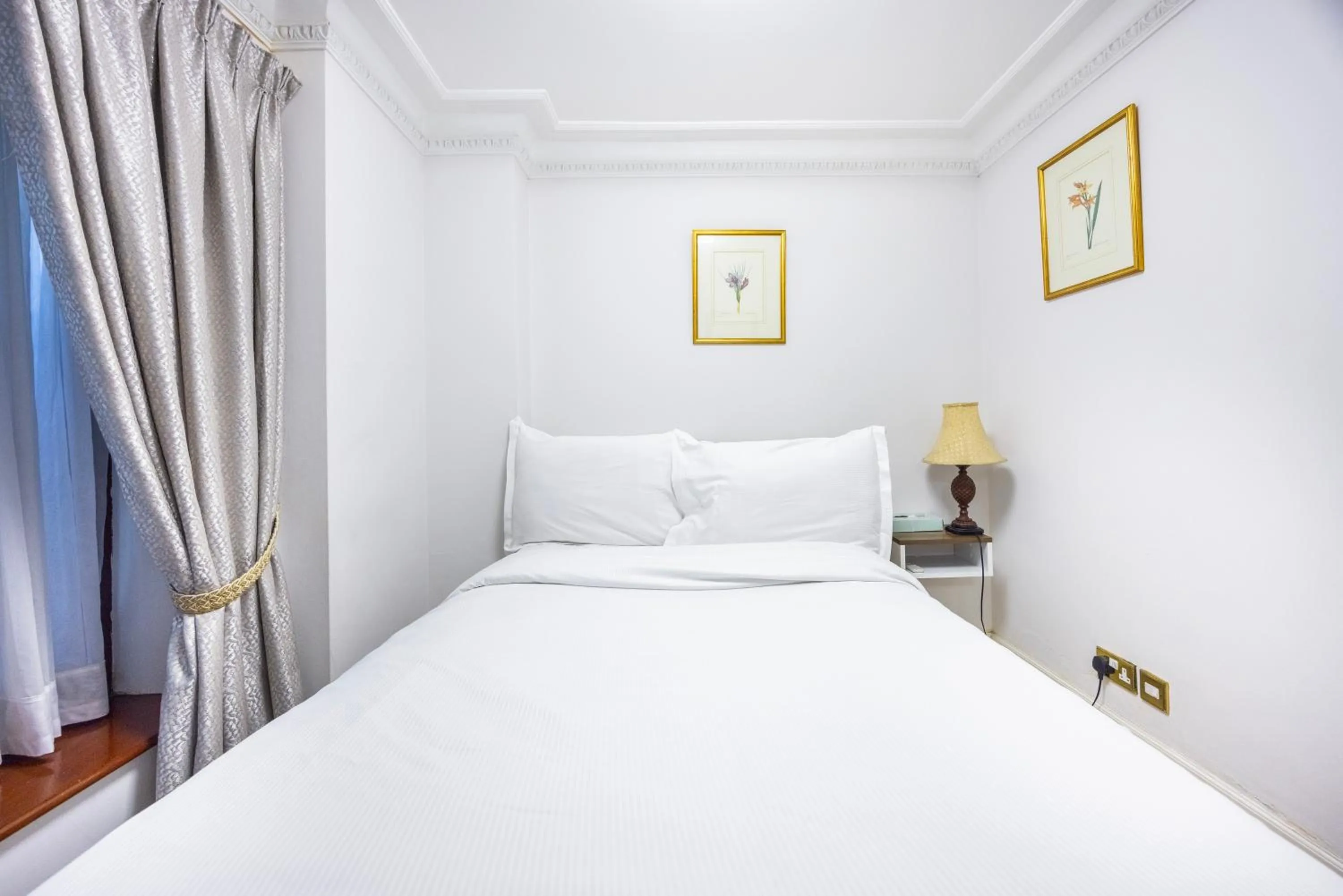 Bed in CARLTON COURT - MAYFAIR