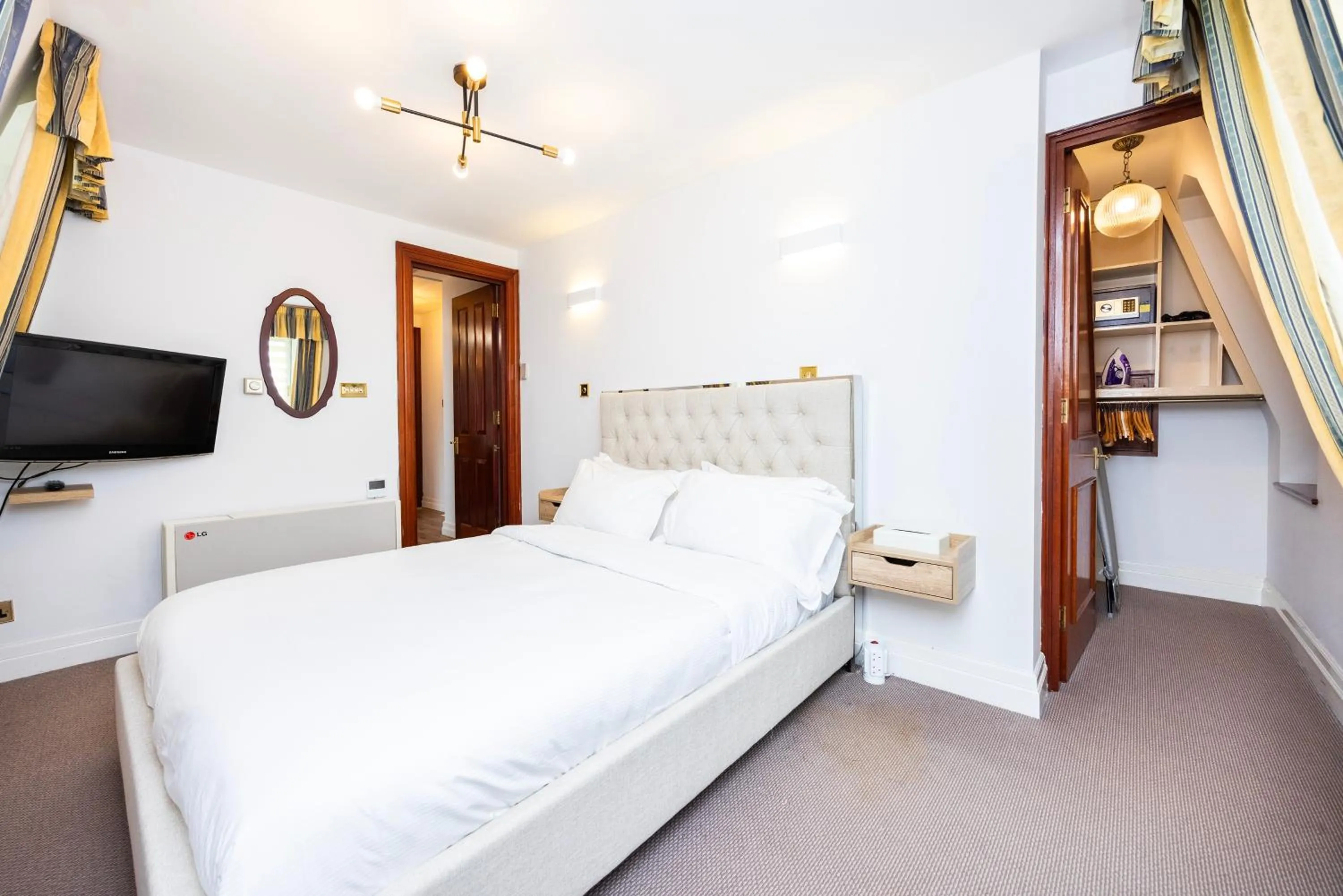 Bed in CARLTON COURT - MAYFAIR