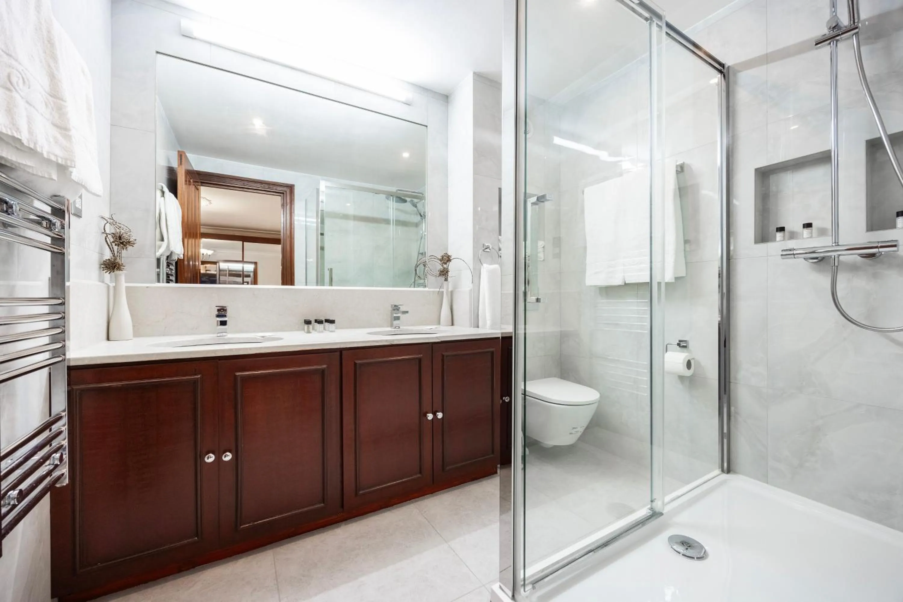 Shower in CARLTON COURT - MAYFAIR