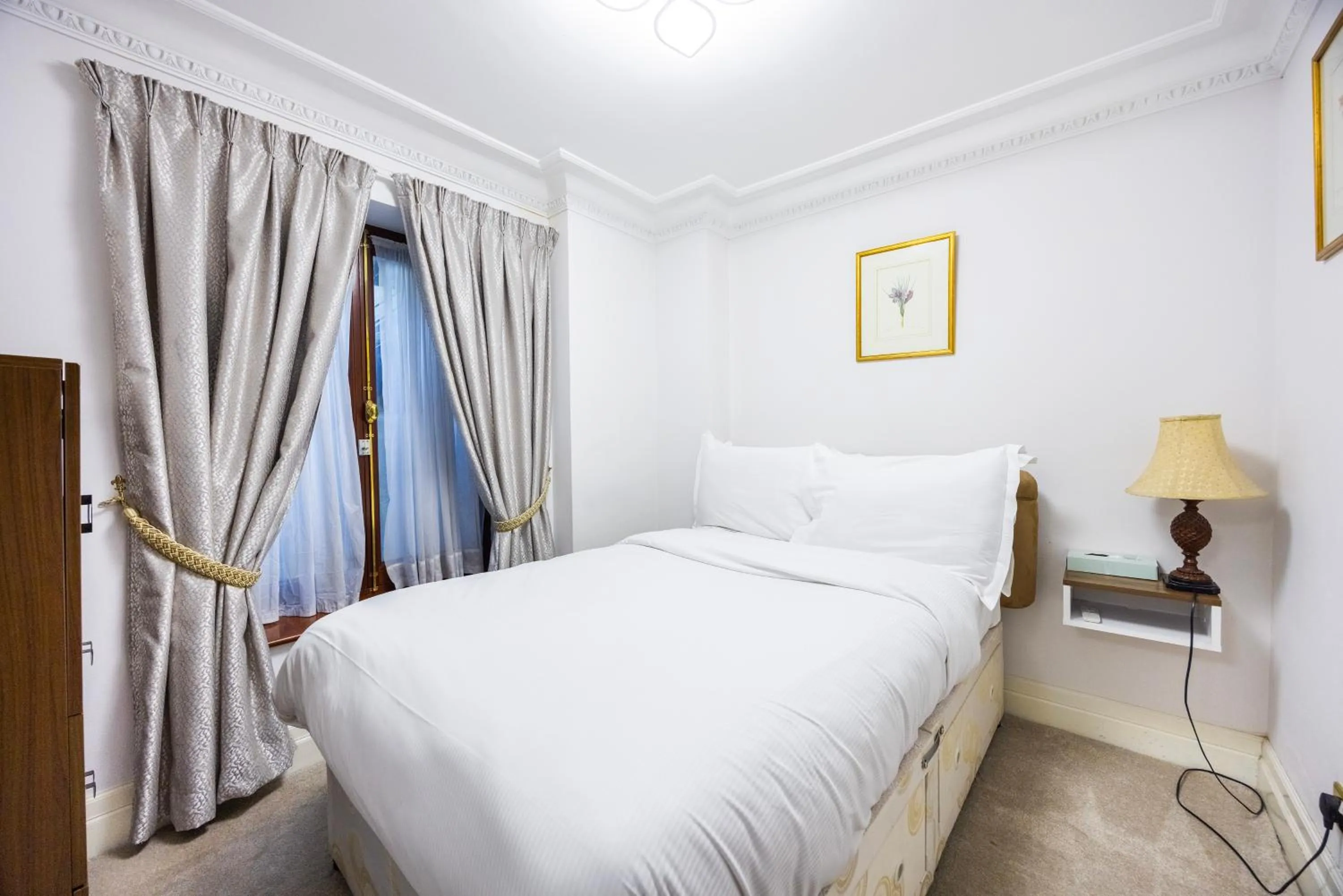 Bedroom, Bed in CARLTON COURT - MAYFAIR