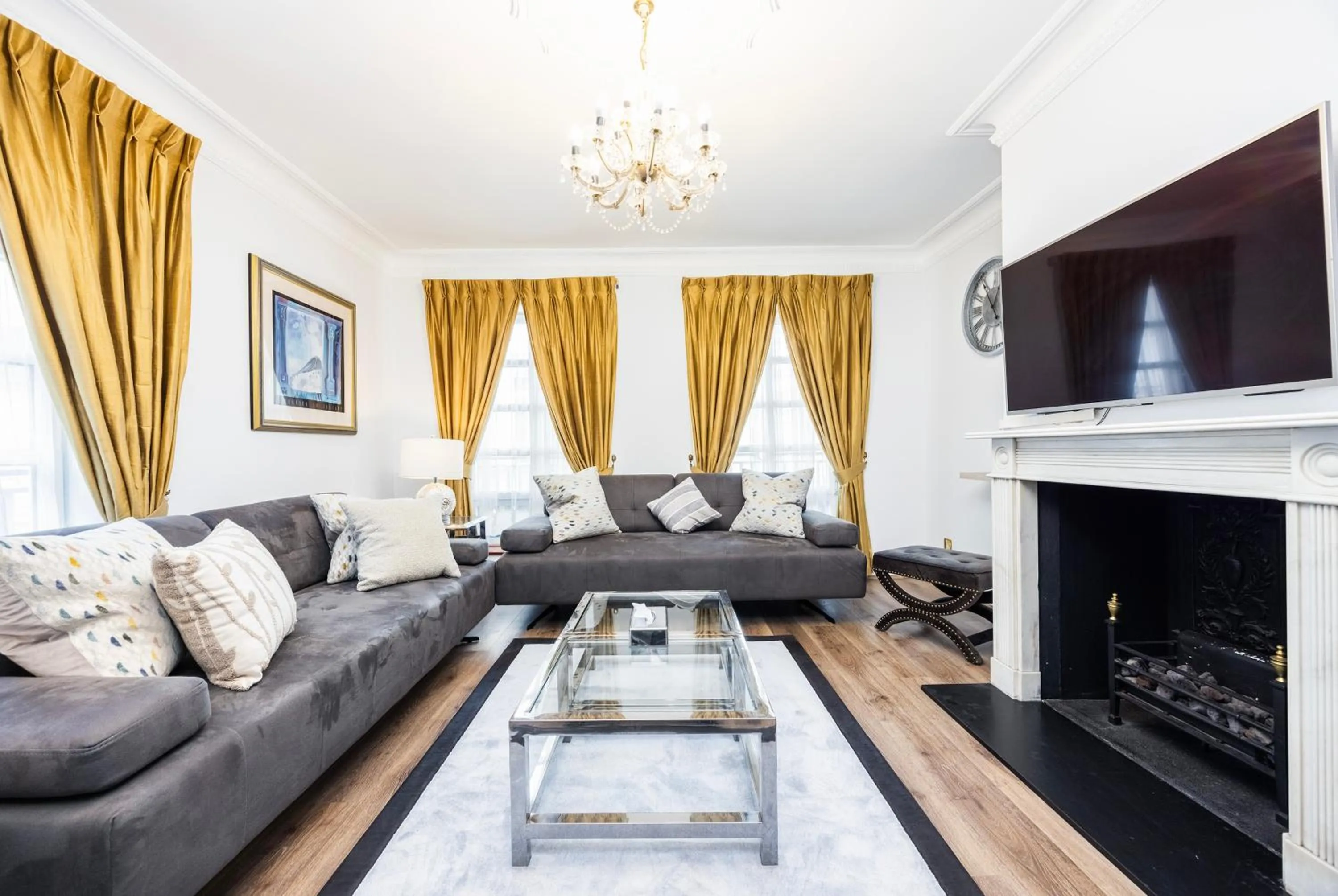 Living room in CARLTON COURT - MAYFAIR