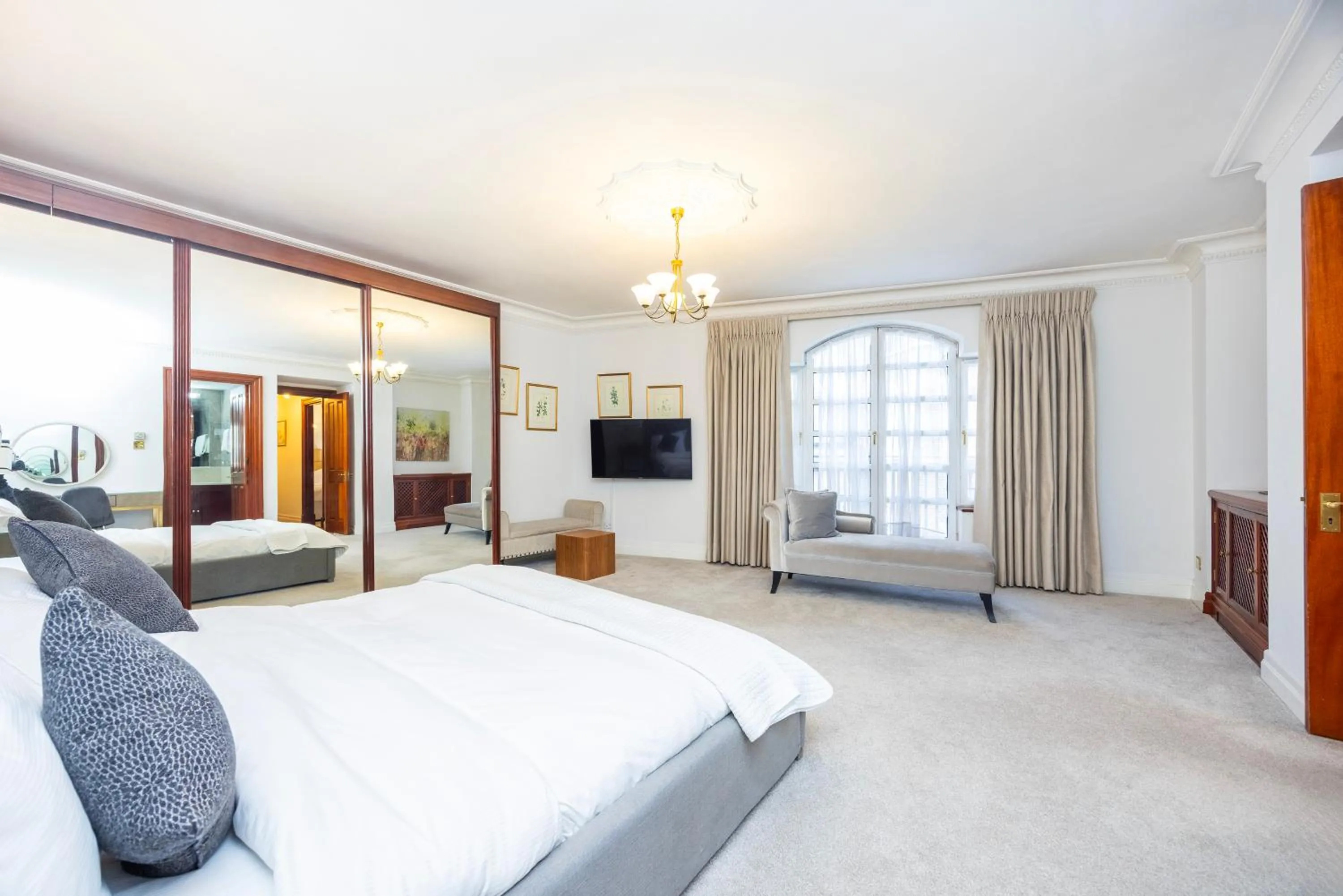 Bedroom, Bed in CARLTON COURT - MAYFAIR