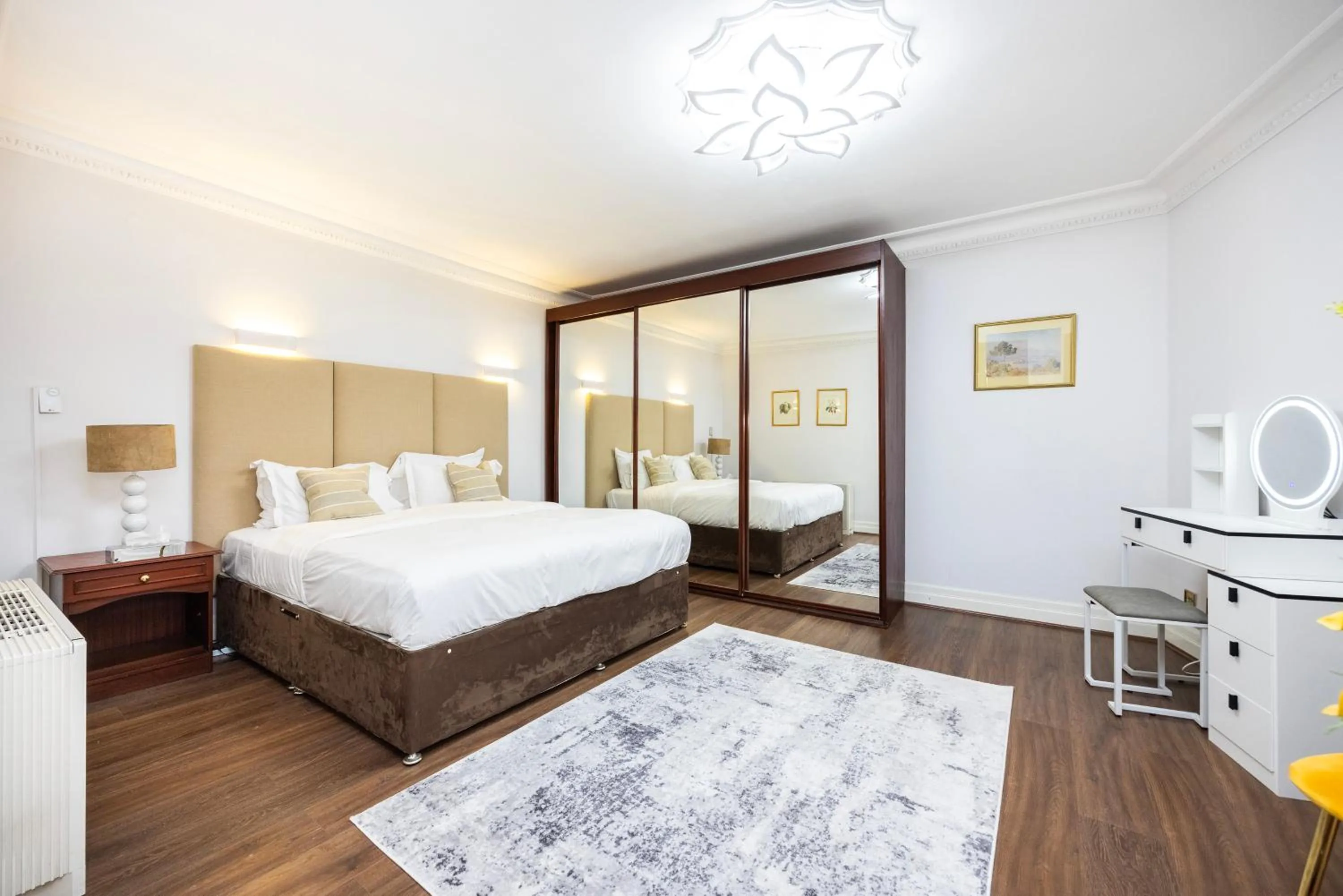 Bedroom, Bed in CARLTON COURT - MAYFAIR