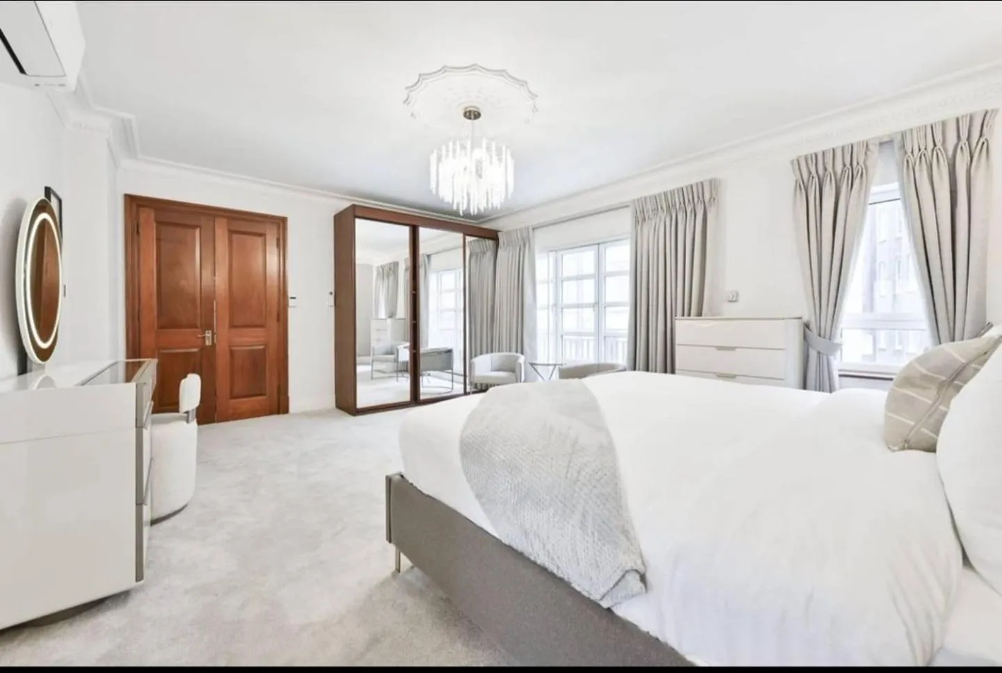 Bedroom, Bed in CARLTON COURT - MAYFAIR