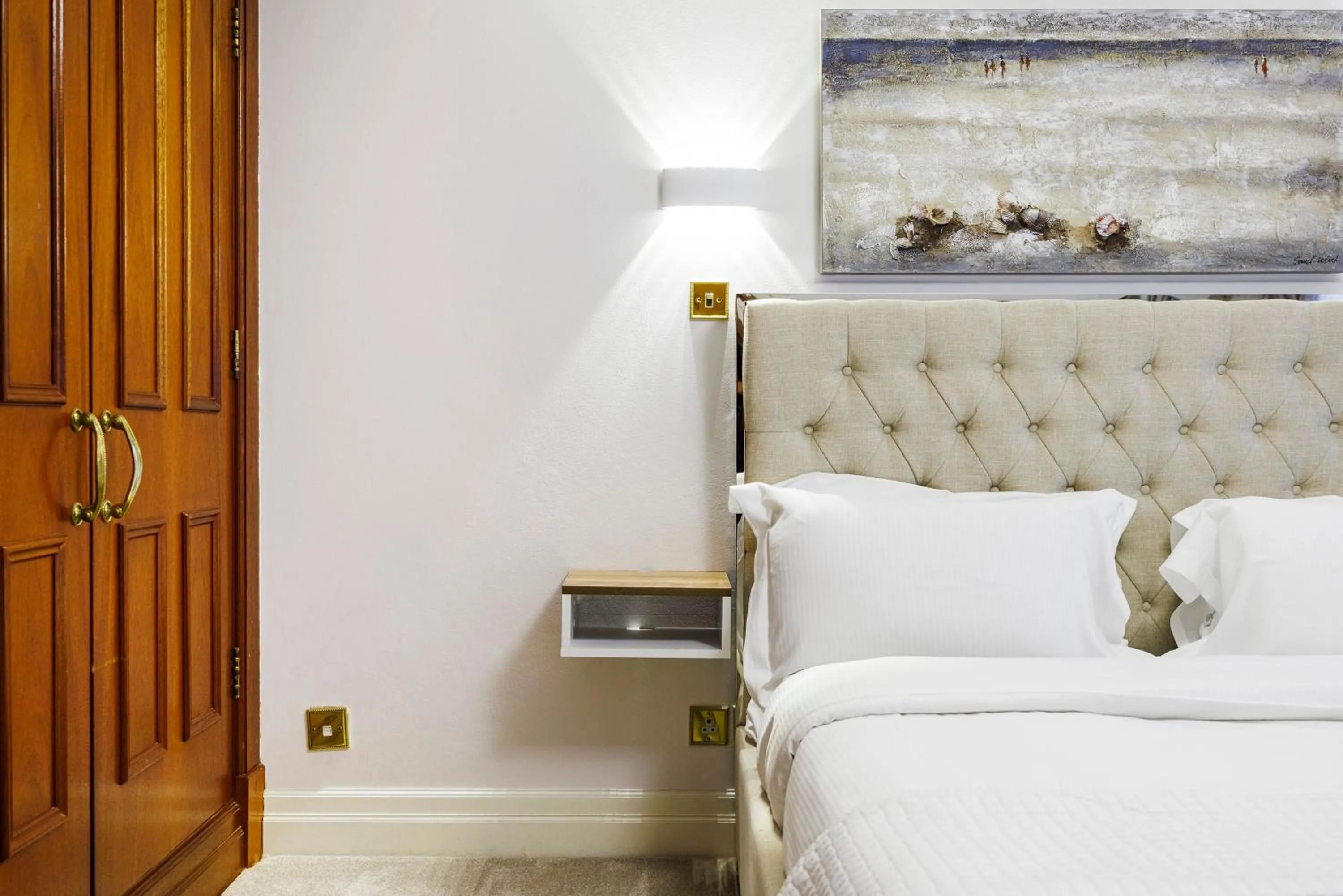 Bedroom, Bed in CARLTON COURT - MAYFAIR