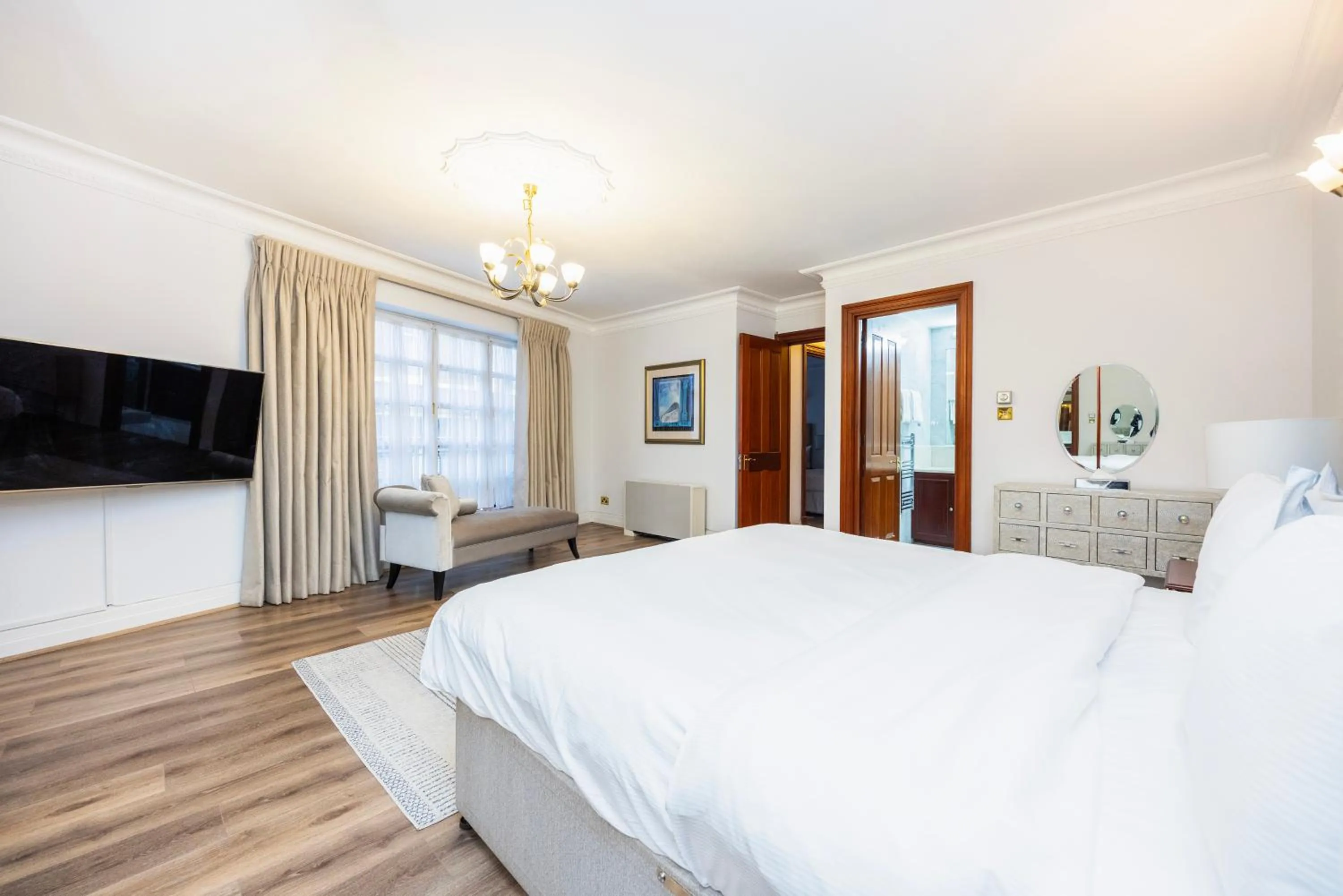 Bedroom, Bed in CARLTON COURT - MAYFAIR