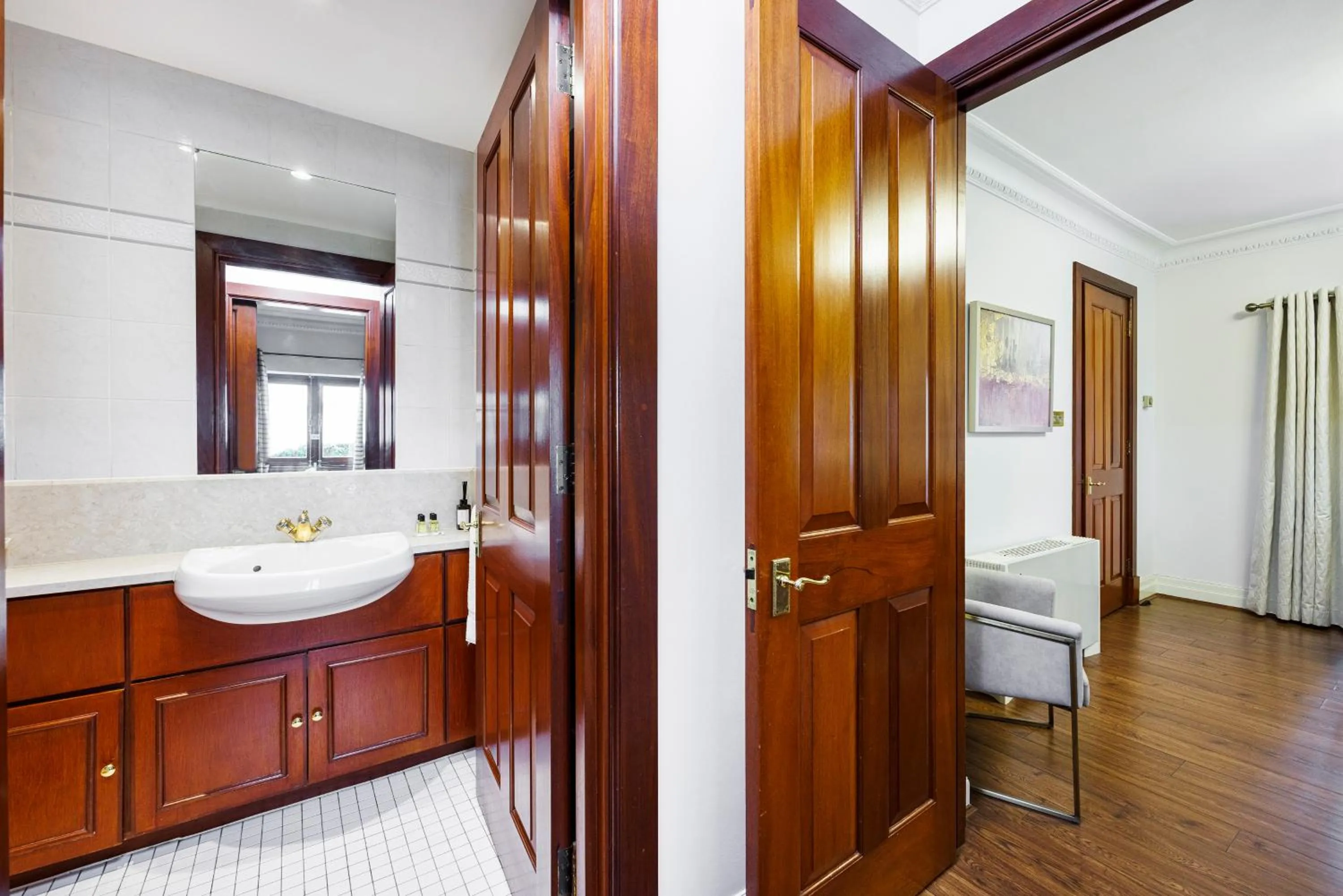 Bathroom, Bed in CARLTON COURT - MAYFAIR