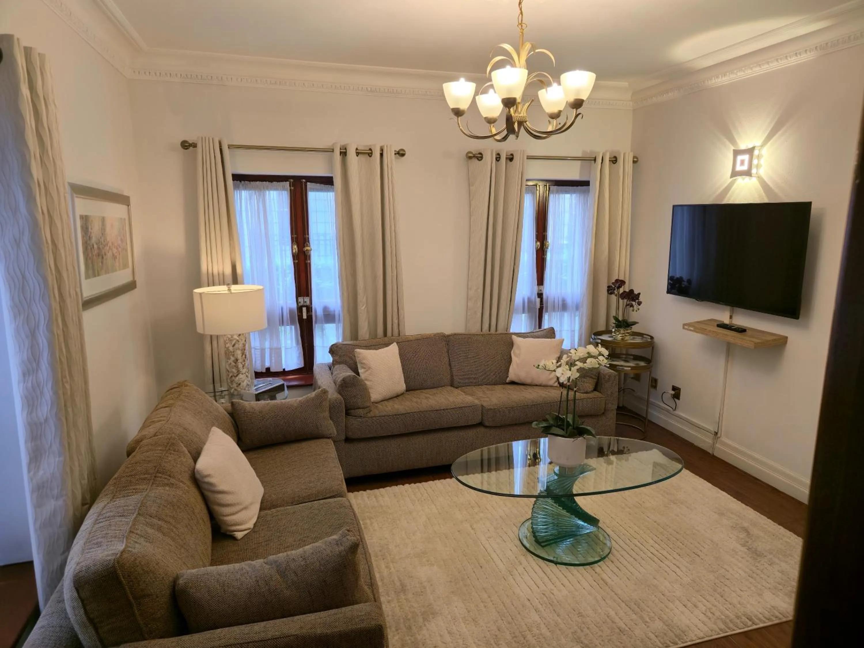 Living room in CARLTON COURT - MAYFAIR