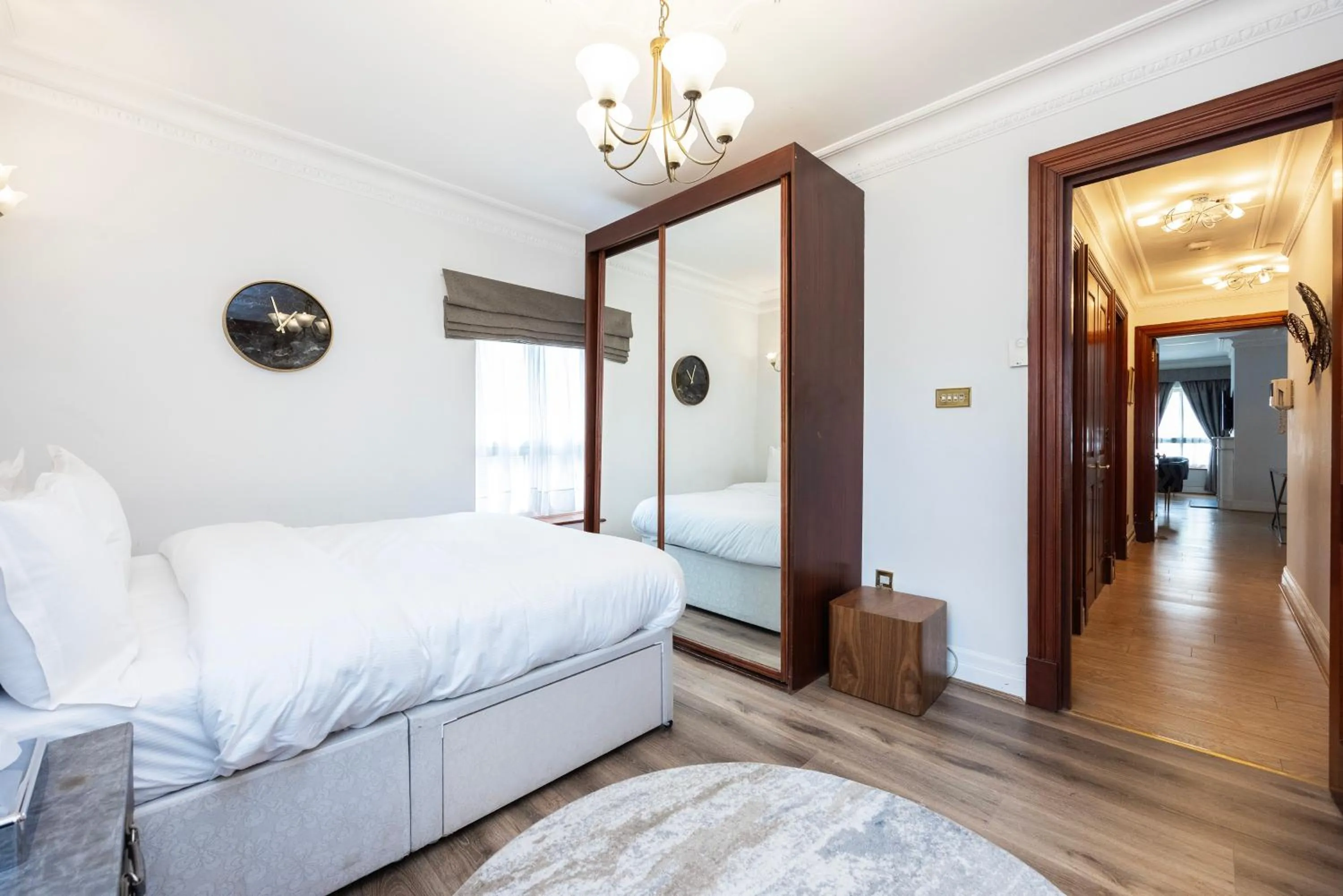 Bedroom, Bed in CARLTON COURT - MAYFAIR