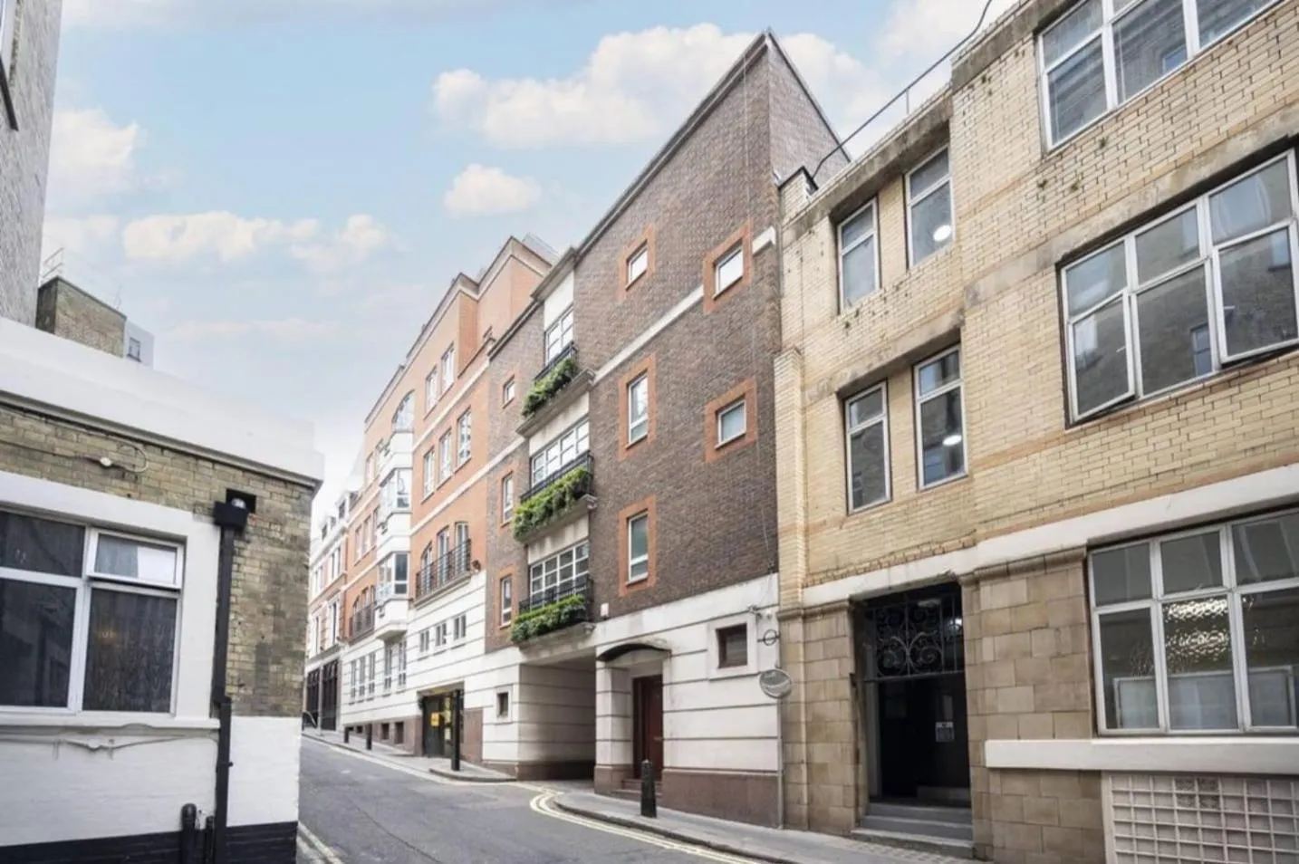 Property building in CARLTON COURT - MAYFAIR