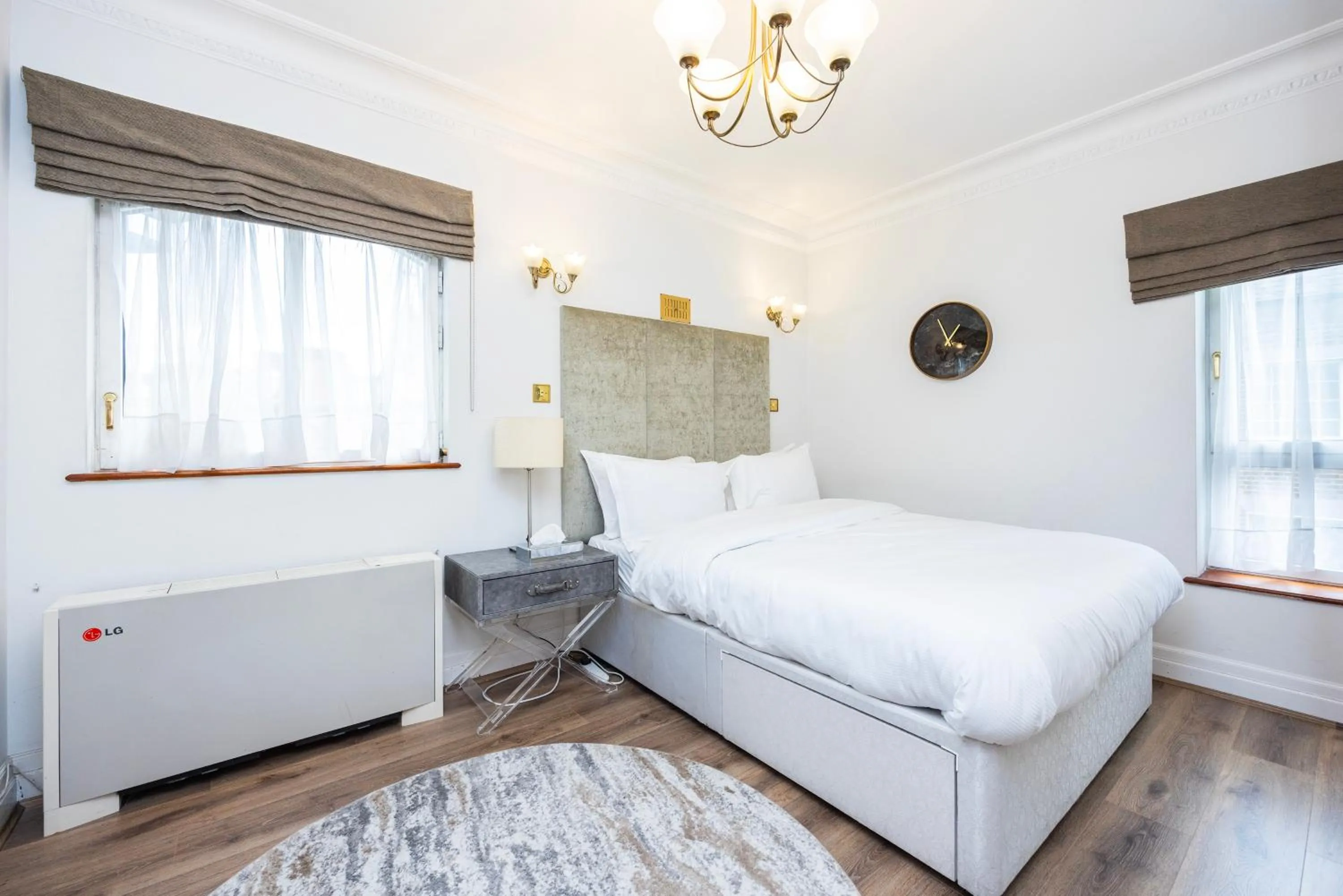 Photo of the whole room, Bed in CARLTON COURT - MAYFAIR