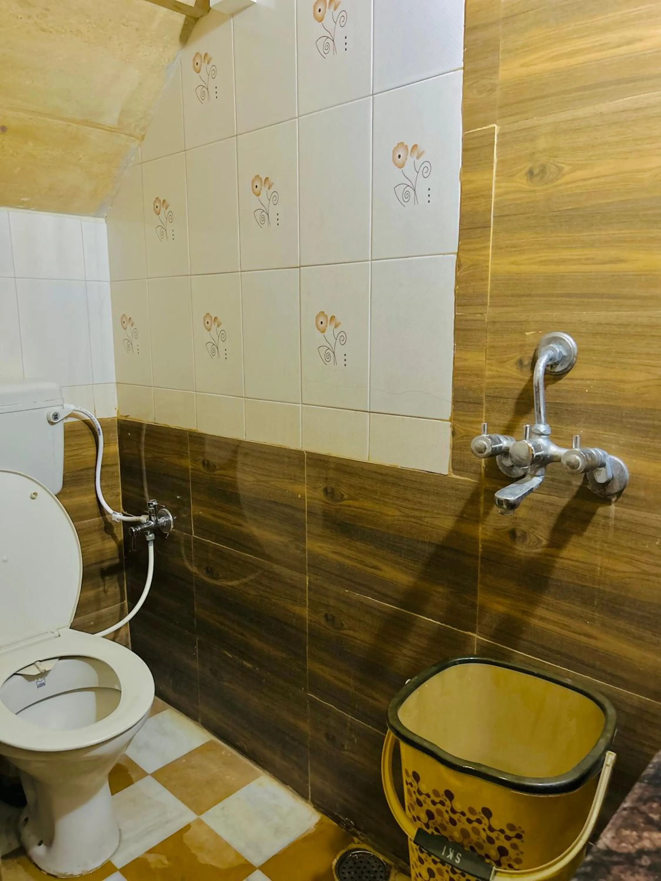 Shower in Hotel Pol Haveli Jaisalmer