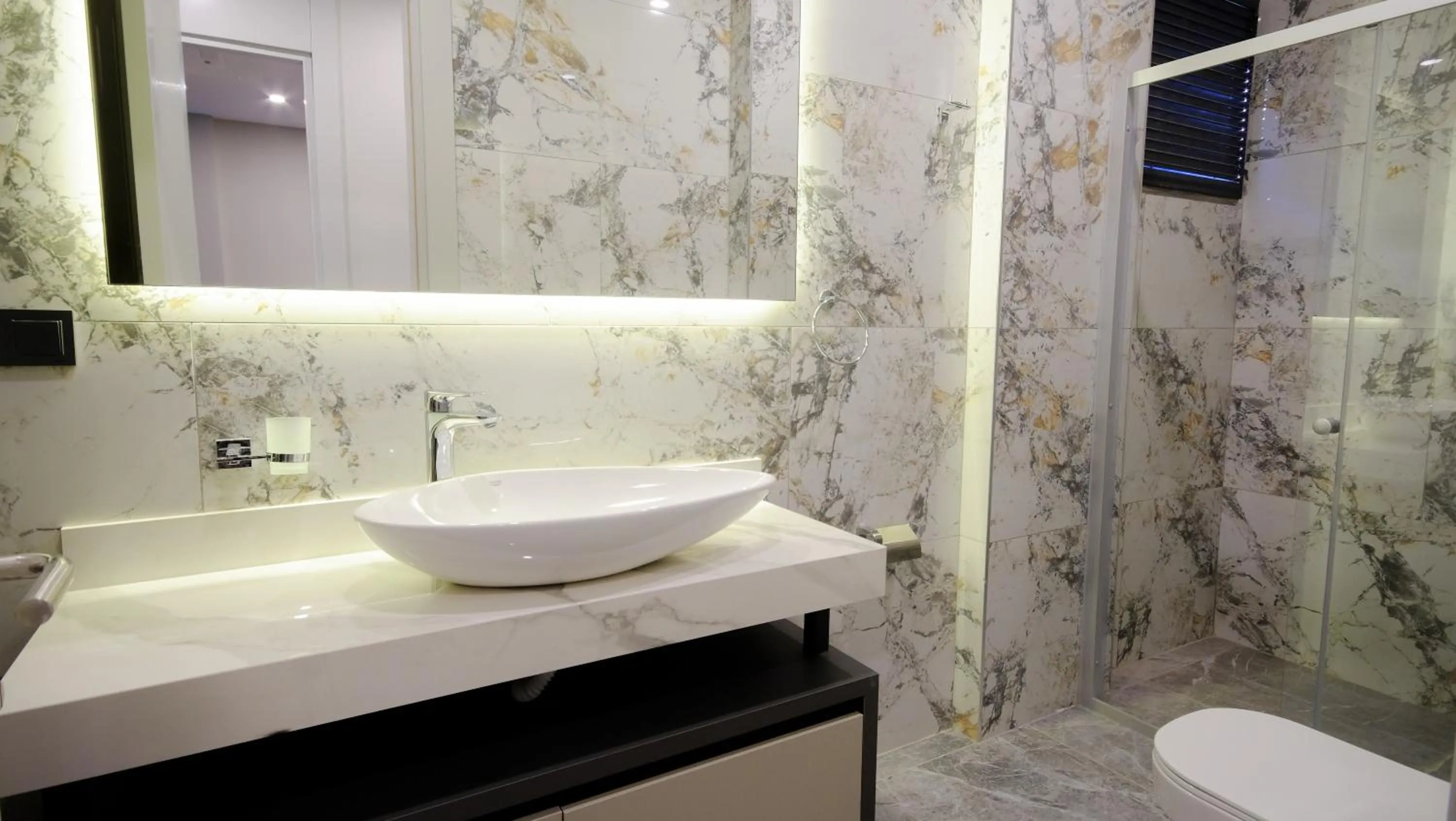 Shower in Bodrum Ada Apart Otel Turgutreis